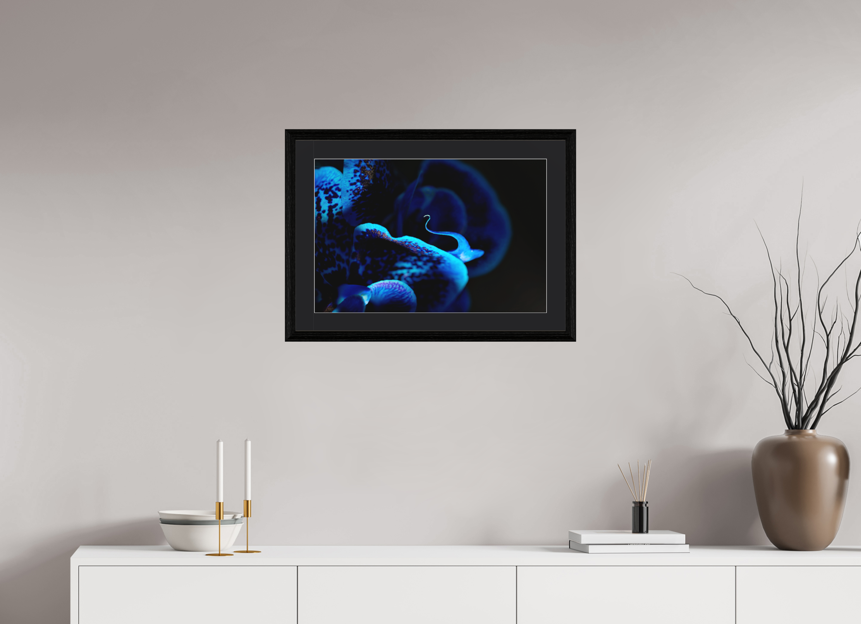 60 x 40 cm, Hahnemühle FineArt Baryta im schwarzen Eichen Rahmen, 27mm,Museumsglas, Passepartout Schwarz Ultramarin Flower - Fine Art