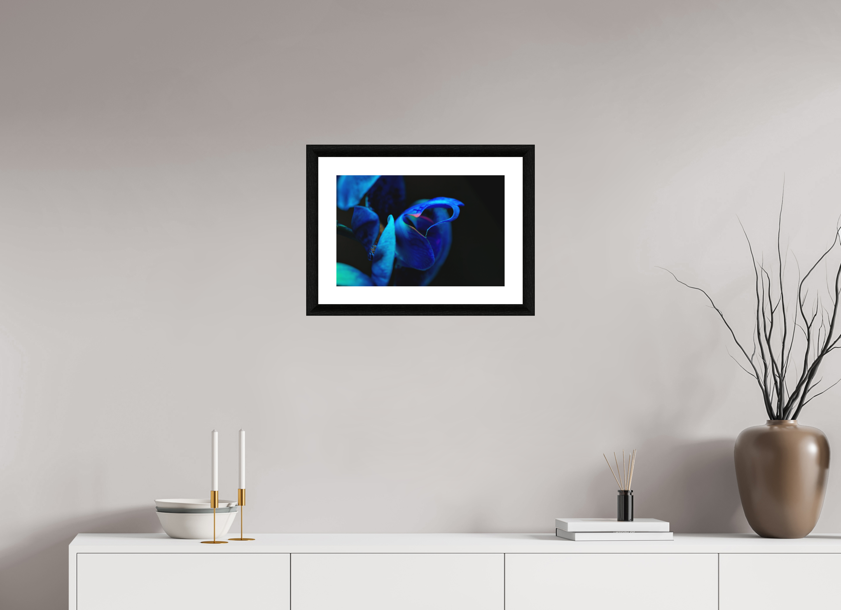 45 x 30 cm, Foto im schwarzen Ebenholz Rahmen 30mm, Museumsglas, Passepartout Hochweiß Midnight Blue Hart Flower