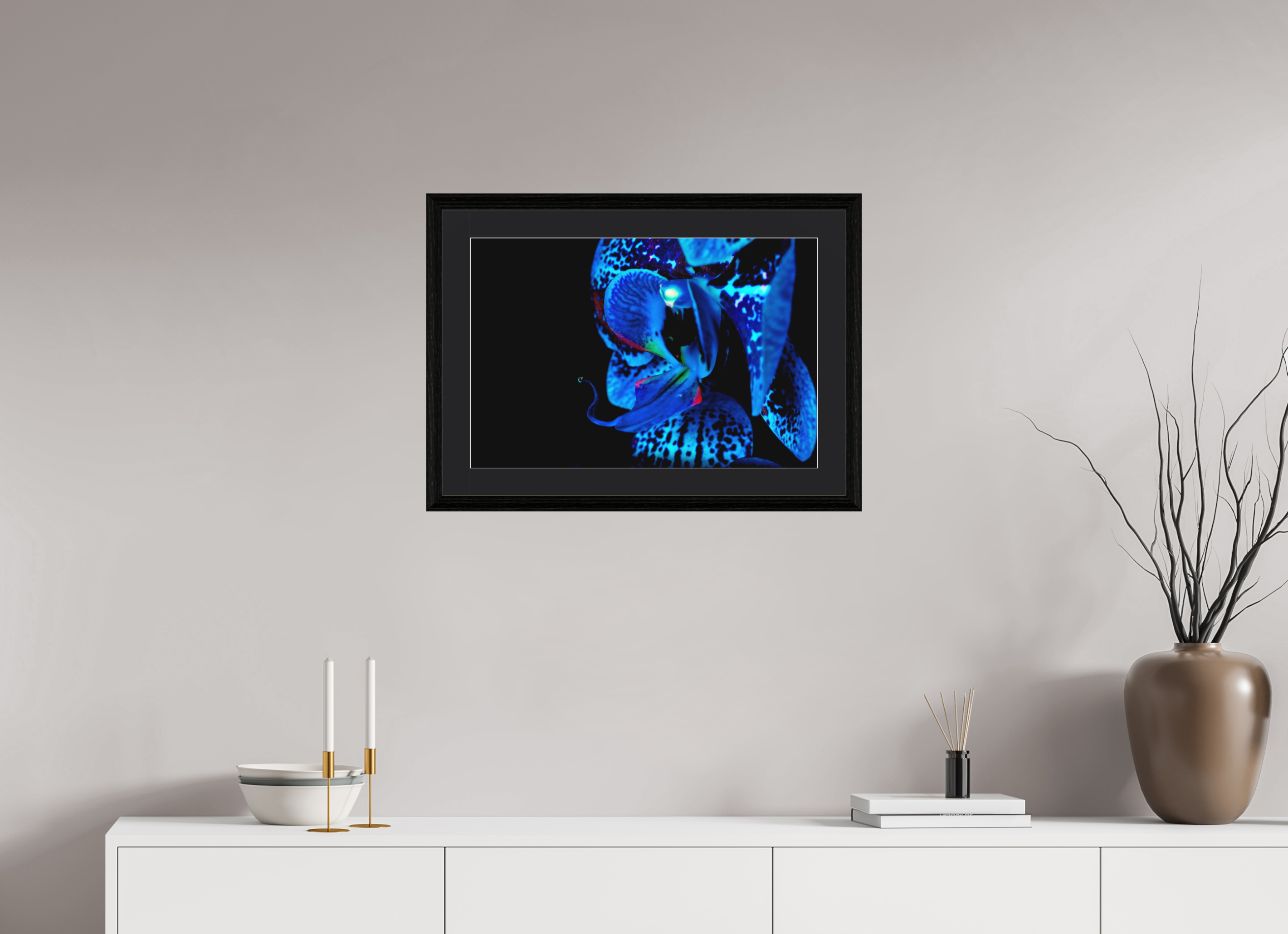 60 x 40 cm, Foto im schwarzen Eichen Rahmen, 27mm, Museumsglas, Passepartout schwarz Indigo Ammer Flower
