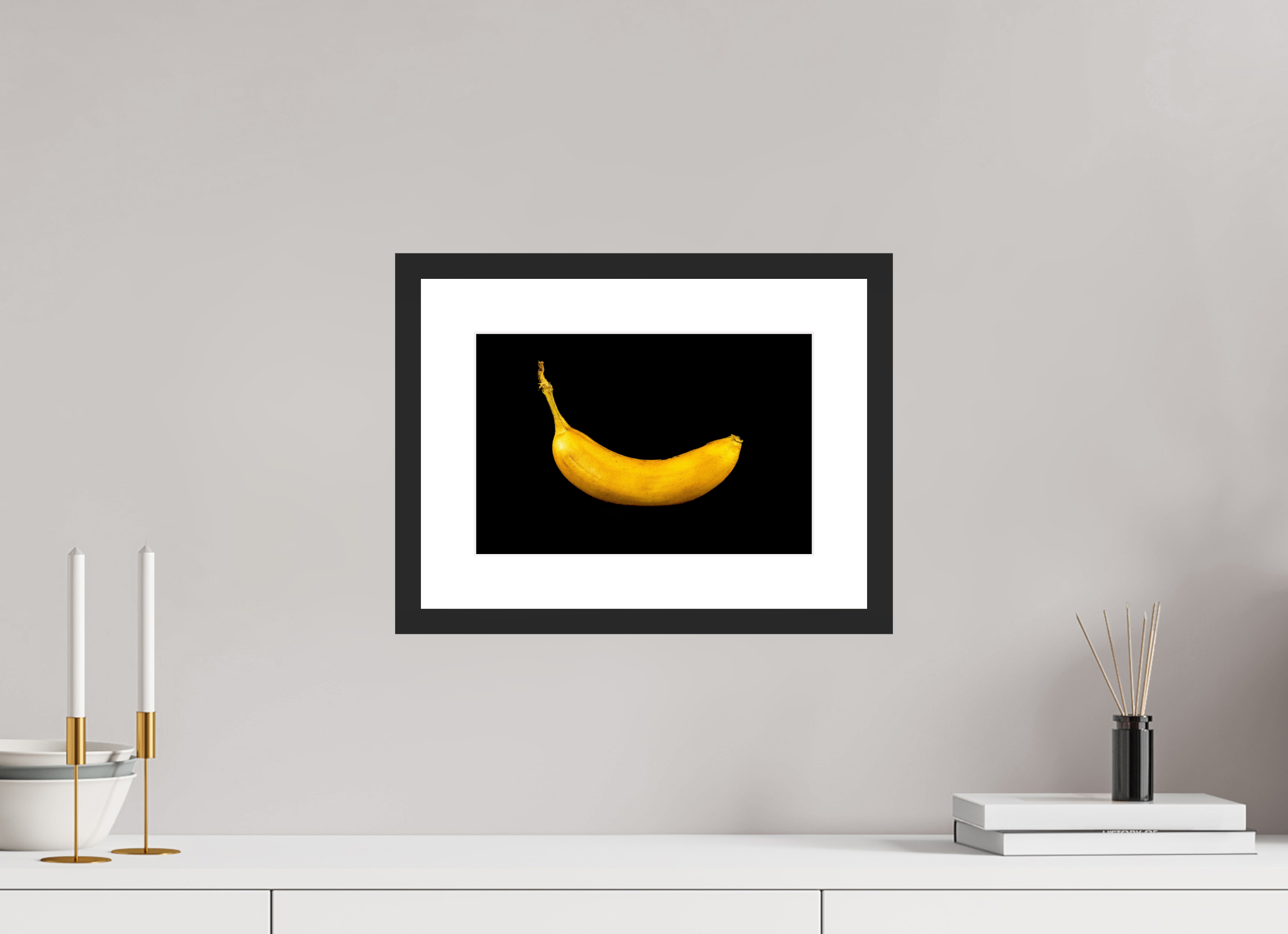 30 x 20 cm, Foto im Passepartout-Rahmen - Rahmen: schwarzes Holz, 20 mm, weißes Passepartout, Floatglas glänzend Die goldene Banane
