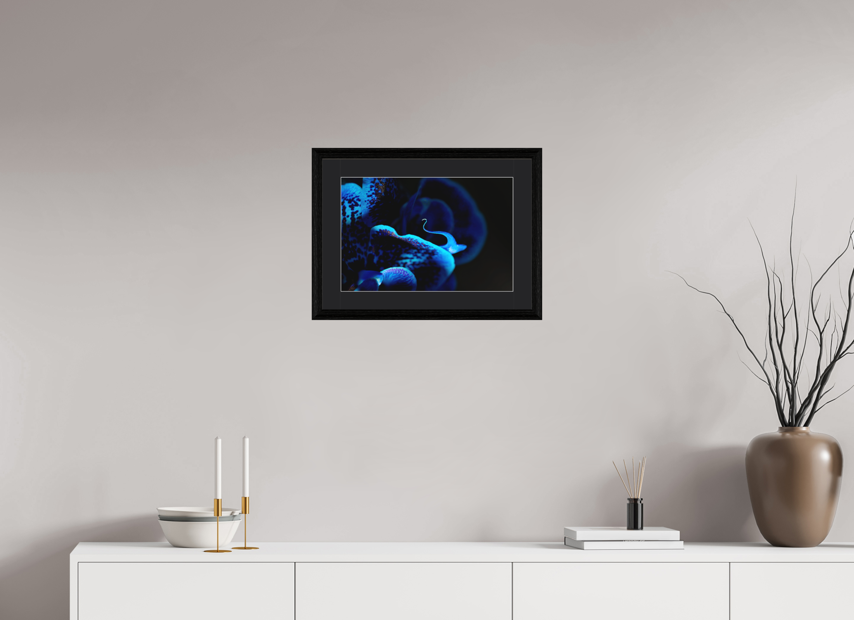 45 x 30 cm, Hahnemühle FineArt Baryta im schwarzen Eichen Rahmen, 27mm,Museumsglas, Passepartout Schwarz Ultramarin Flower - Fine Art