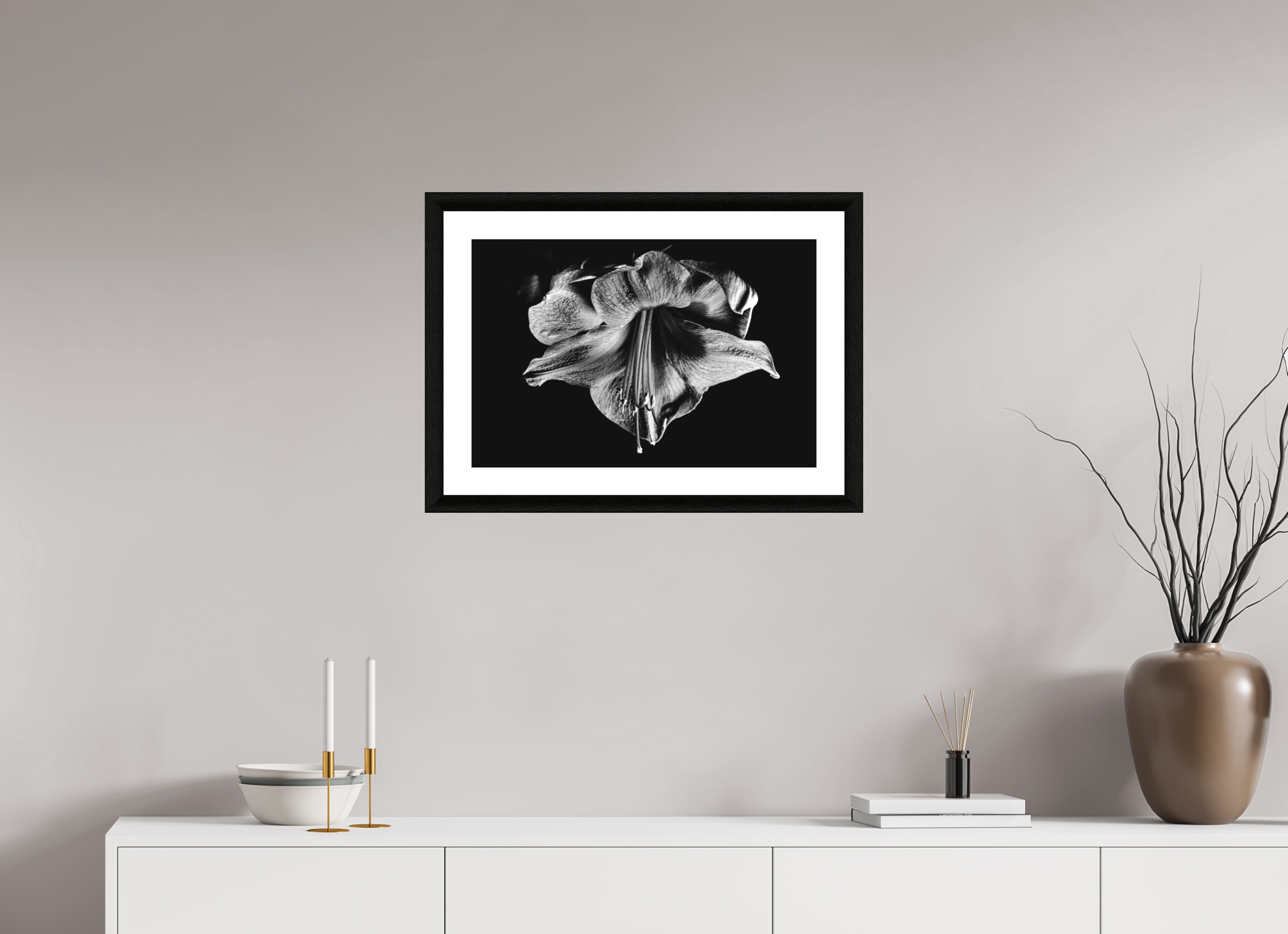 60 x 40 cm, Foto im schwarzen Ebenholz Rahmen 30mm, Museumsglas, Passepartout Hochweiß Amaryllis in the Dusk