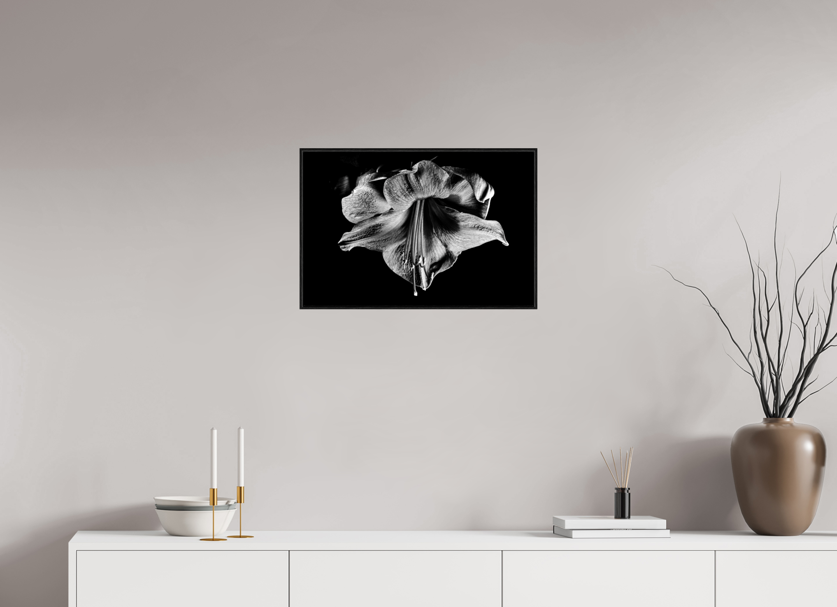 60 x 40 cm, Foto im schwarzen Schattenfugen-Rahmen hinter Acryglas, 2 mm, glänzend Amaryllis in the Dusk