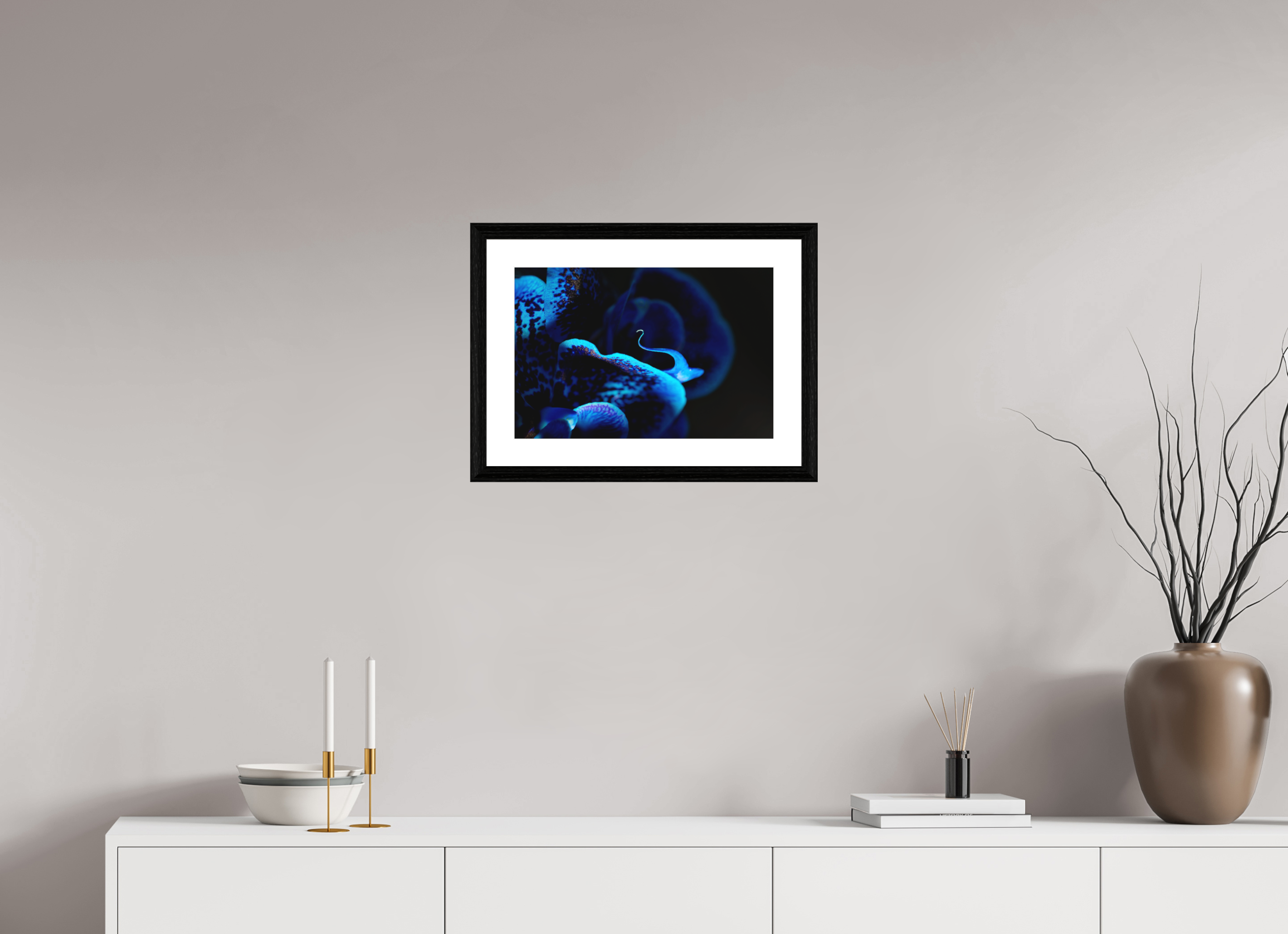 45 x 30 cm, Hahnemühle FineArt Baryta im schwarzen Eichen Rahmen, 27mm,Museumsglas, Passepartout Hochweiß Ultramarin Flower - Fine Art