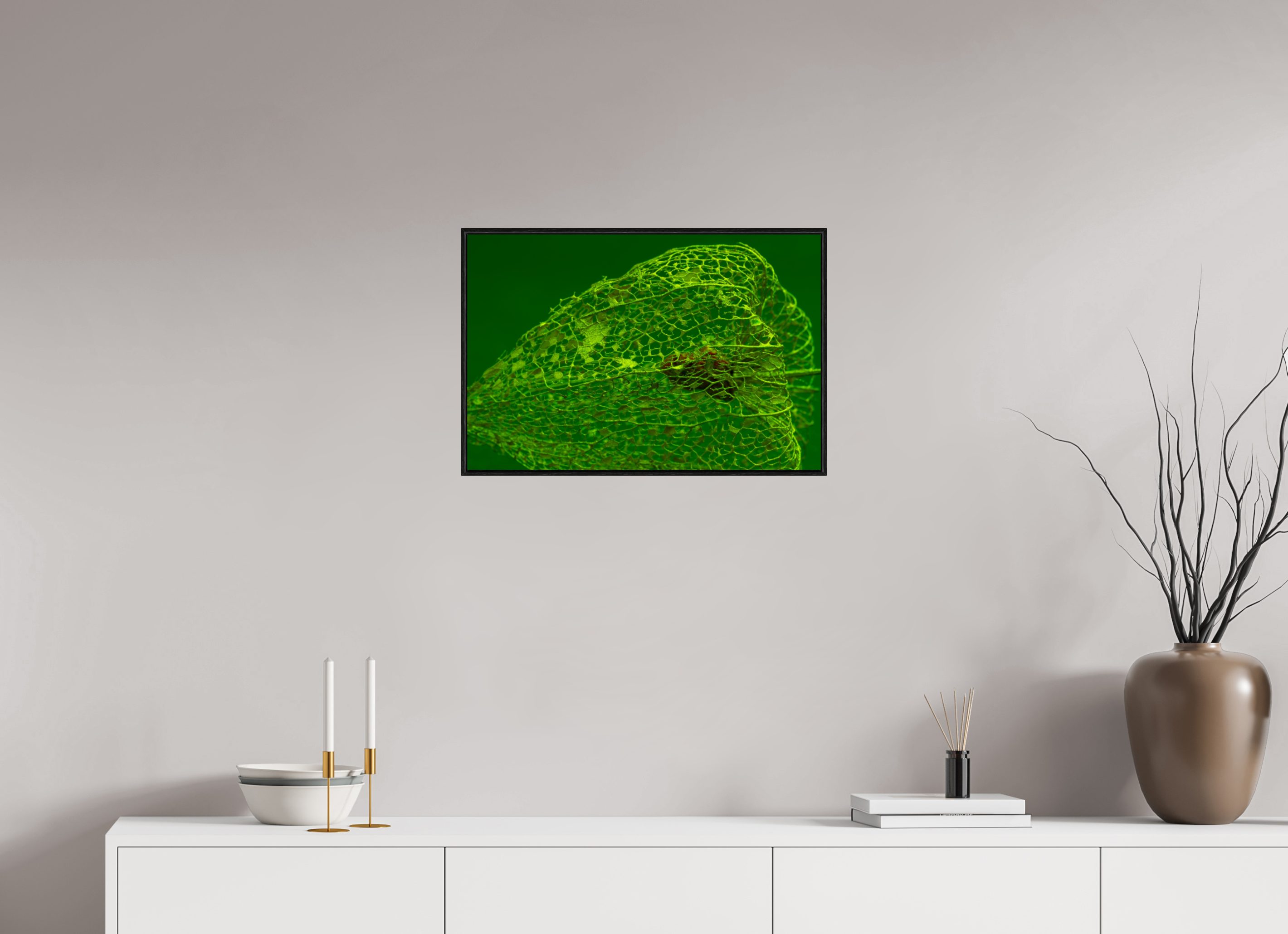 60 x 40 cm, Foto im schwarzen Schattenfugen-Rahmen hinter Acryglas, 2 mm, glänzend Herz der Physalis Grün