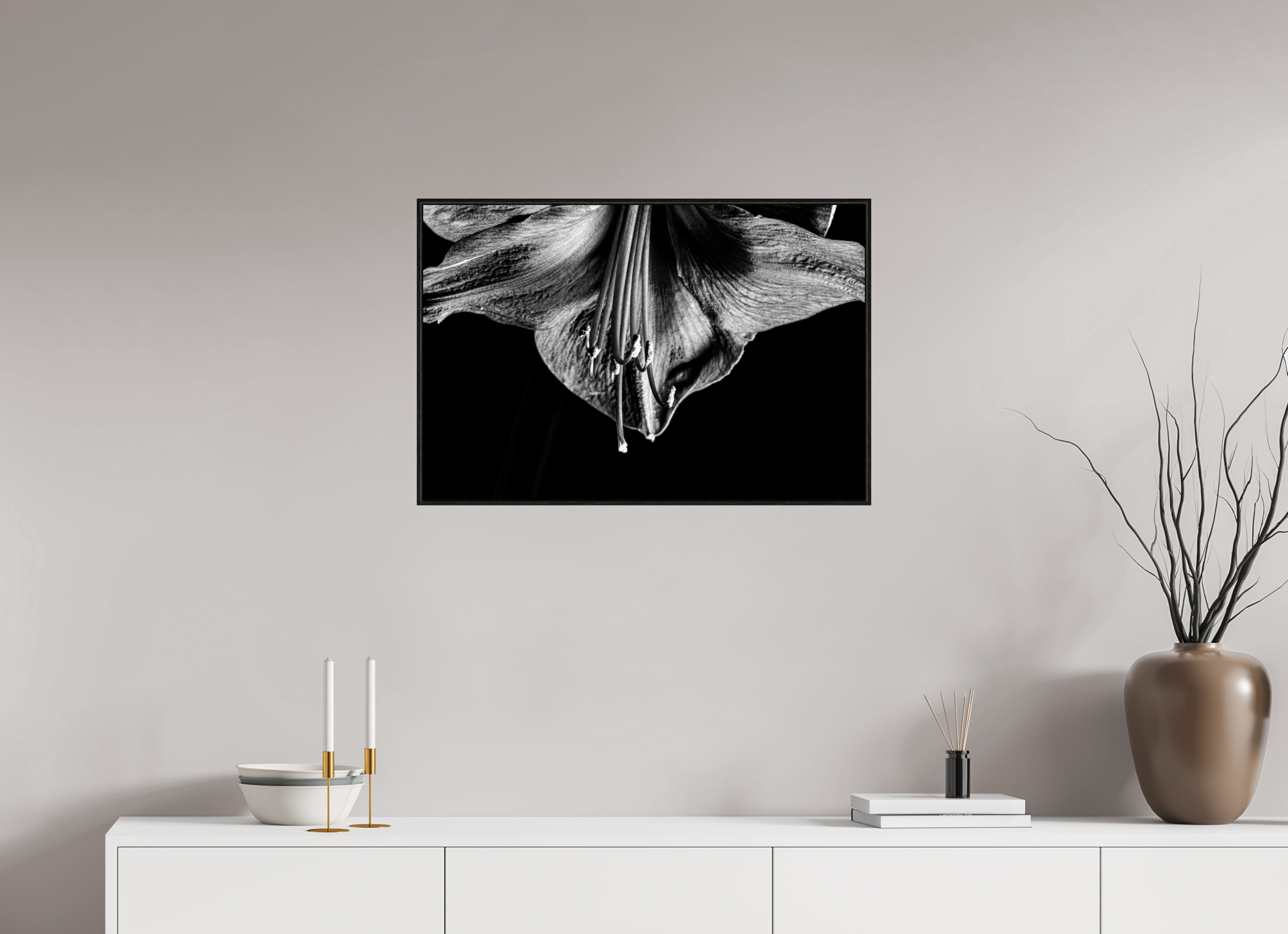 75 x 50 cm, Foto im schwarzen Schattenfugen-Rahmen hinter Acryglas, 2 mm, glänzend Amaryllis Half Moon