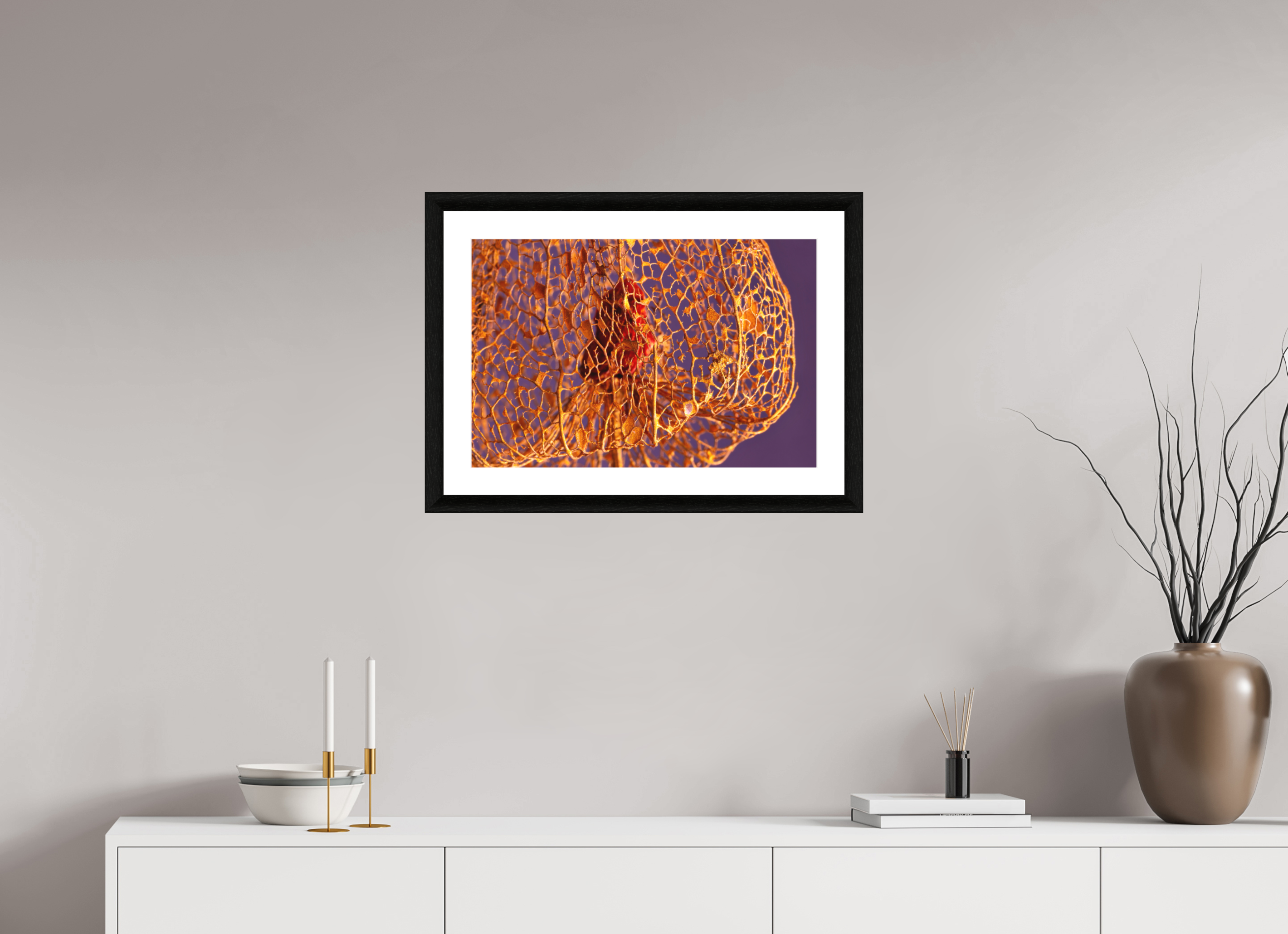 60 x 40 cm, Foto im schwarzen Ebenholz Rahmen 30mm, Museumsglas, Passepartout Hochweiß Herz der Physalis Gold