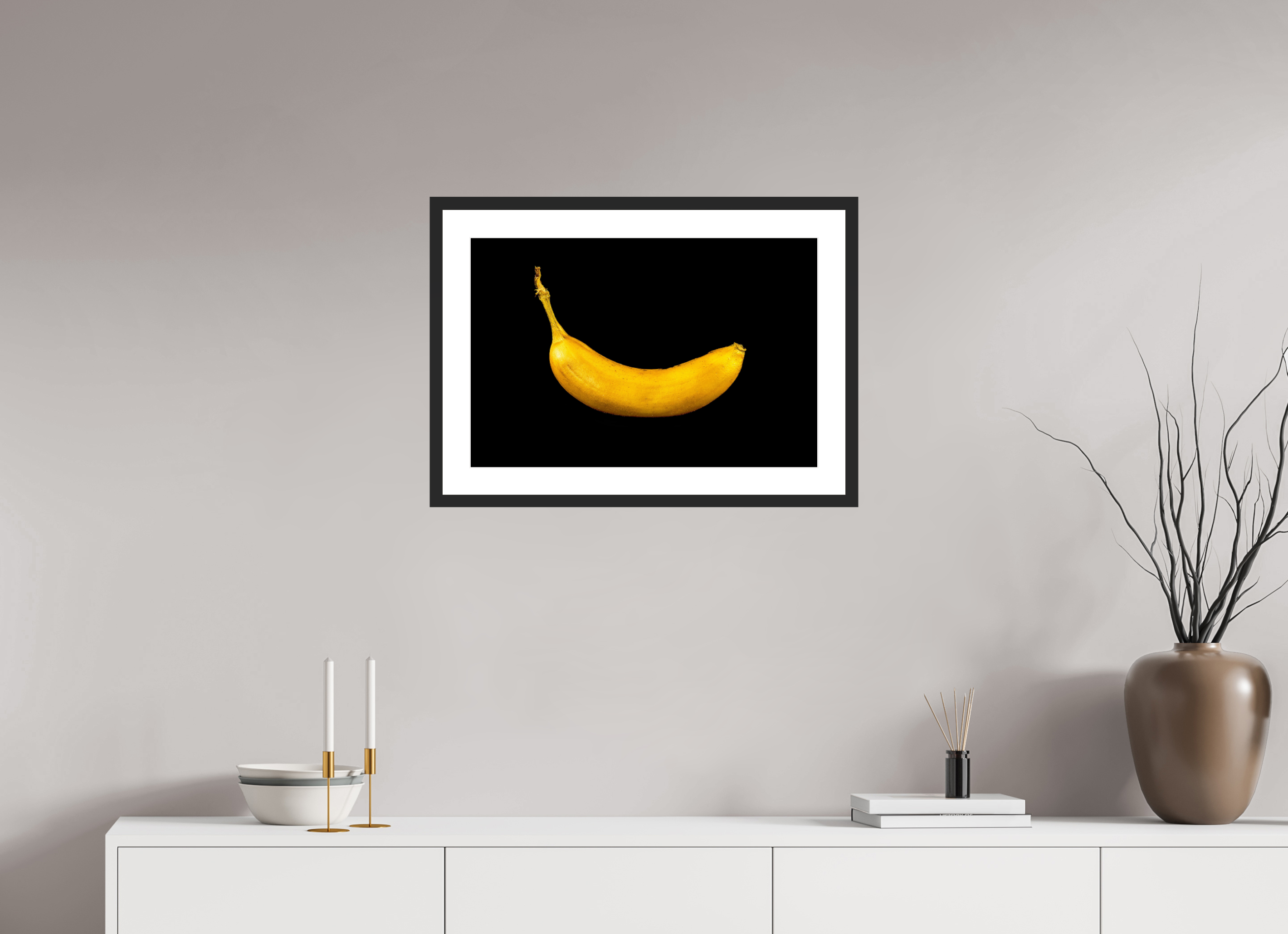 60 x 40 cm, Foto im Passepartout-Rahmen - Rahmen: schwarzes Holz, 20 mm, weißes Passepartout, Floatglas glänzend Die goldene Banane