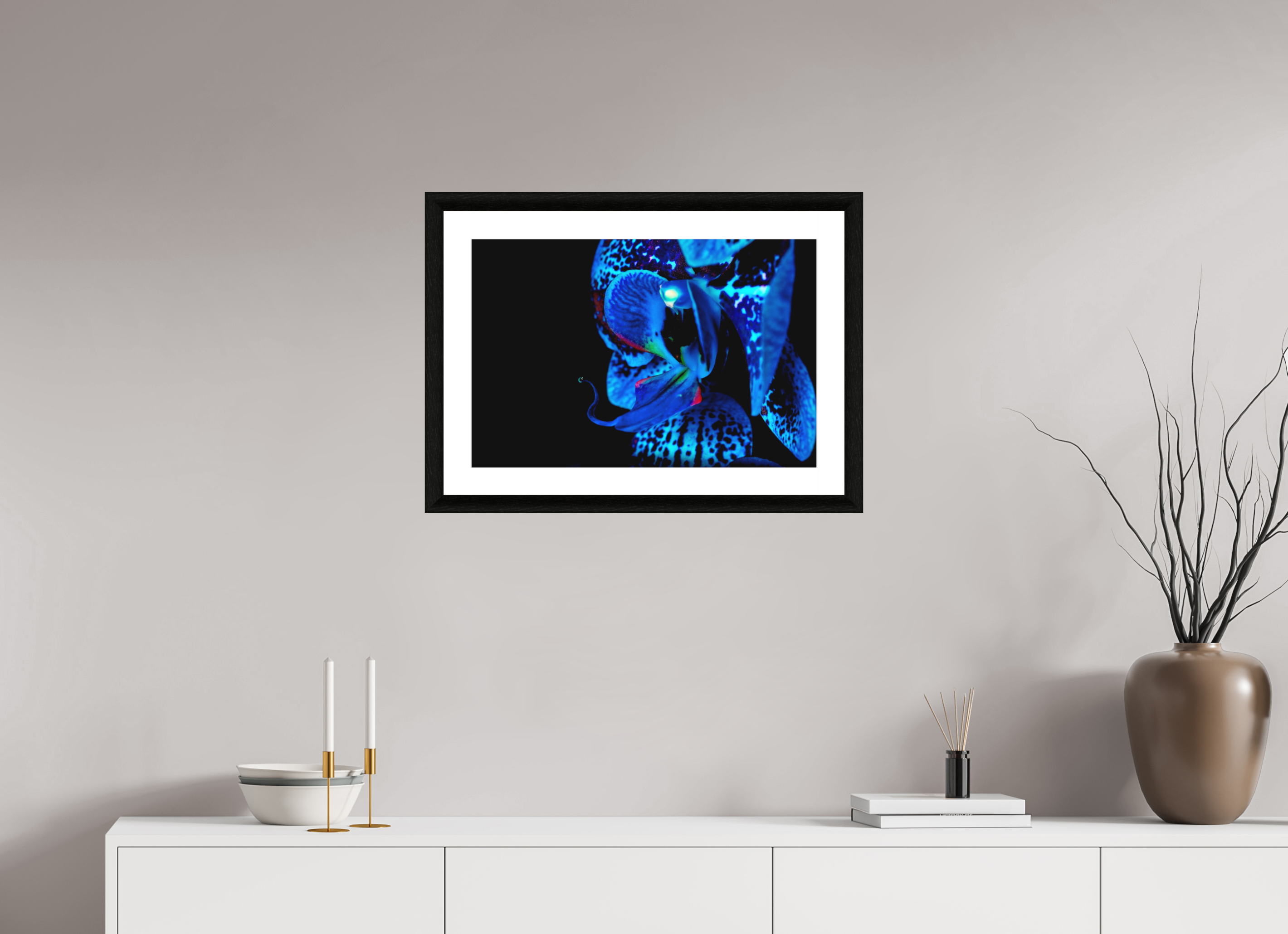60 x 40 cm, Foto im schwarzen Ebenholz Rahmen 30mm, Museumsglas, Passepartout Hochweiß Indigo Ammer Flower