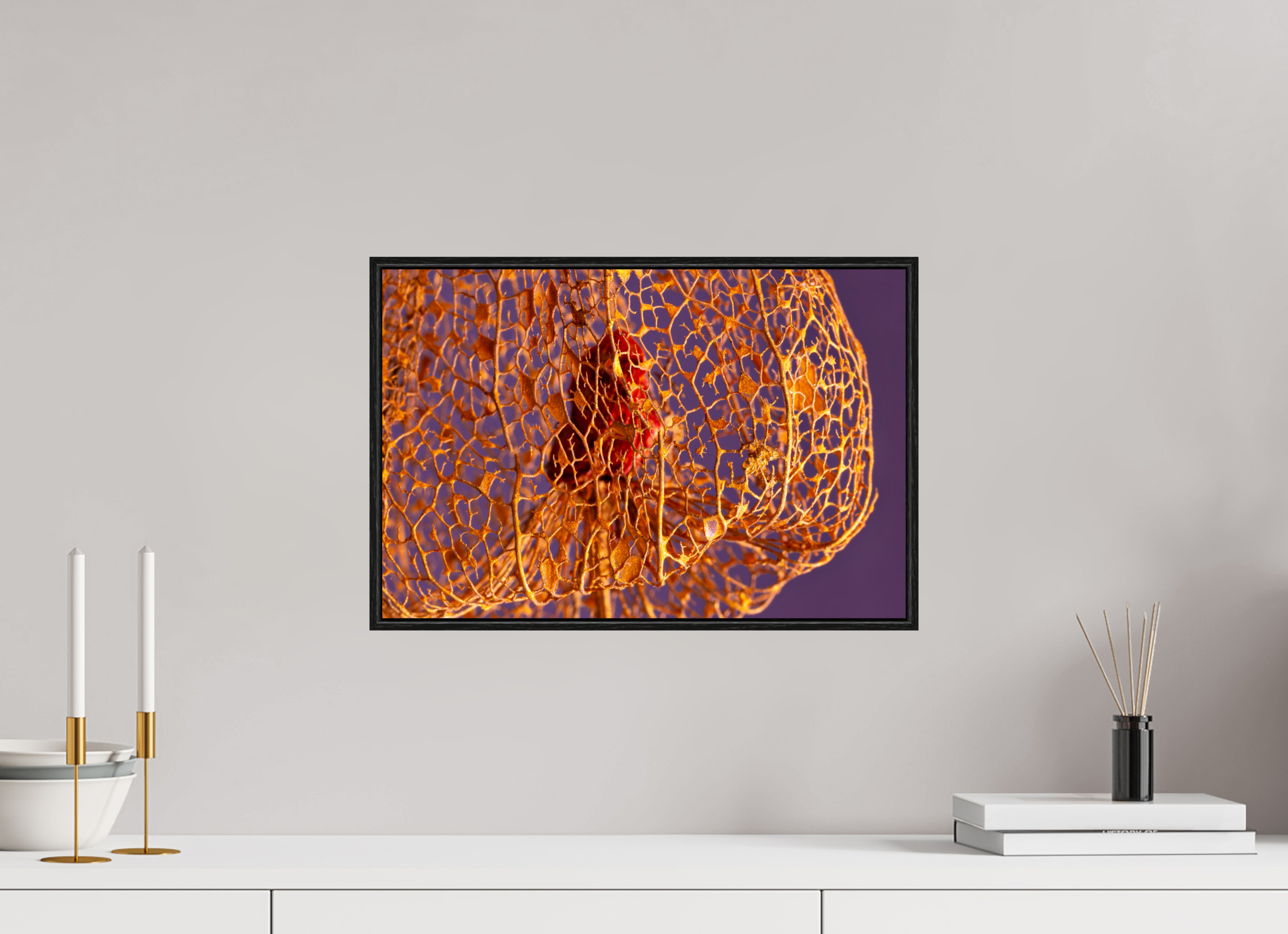 45 x 30 cm, Foto im schwarzen Schattenfugen-Rahmen hinter Acryglas, 2 mm, glänzend Herz der Physalis Gold