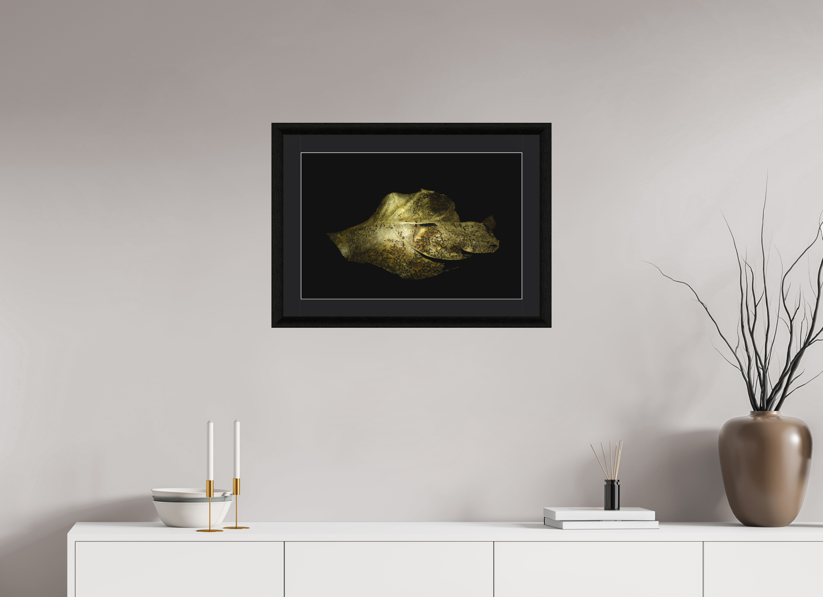 60 x 40 cm, Foto im schwarzen Ebenholz Rahmen 30mm, Museumsglas, Passepartout Schwarz Goldene Blattruine - Golden Light Play