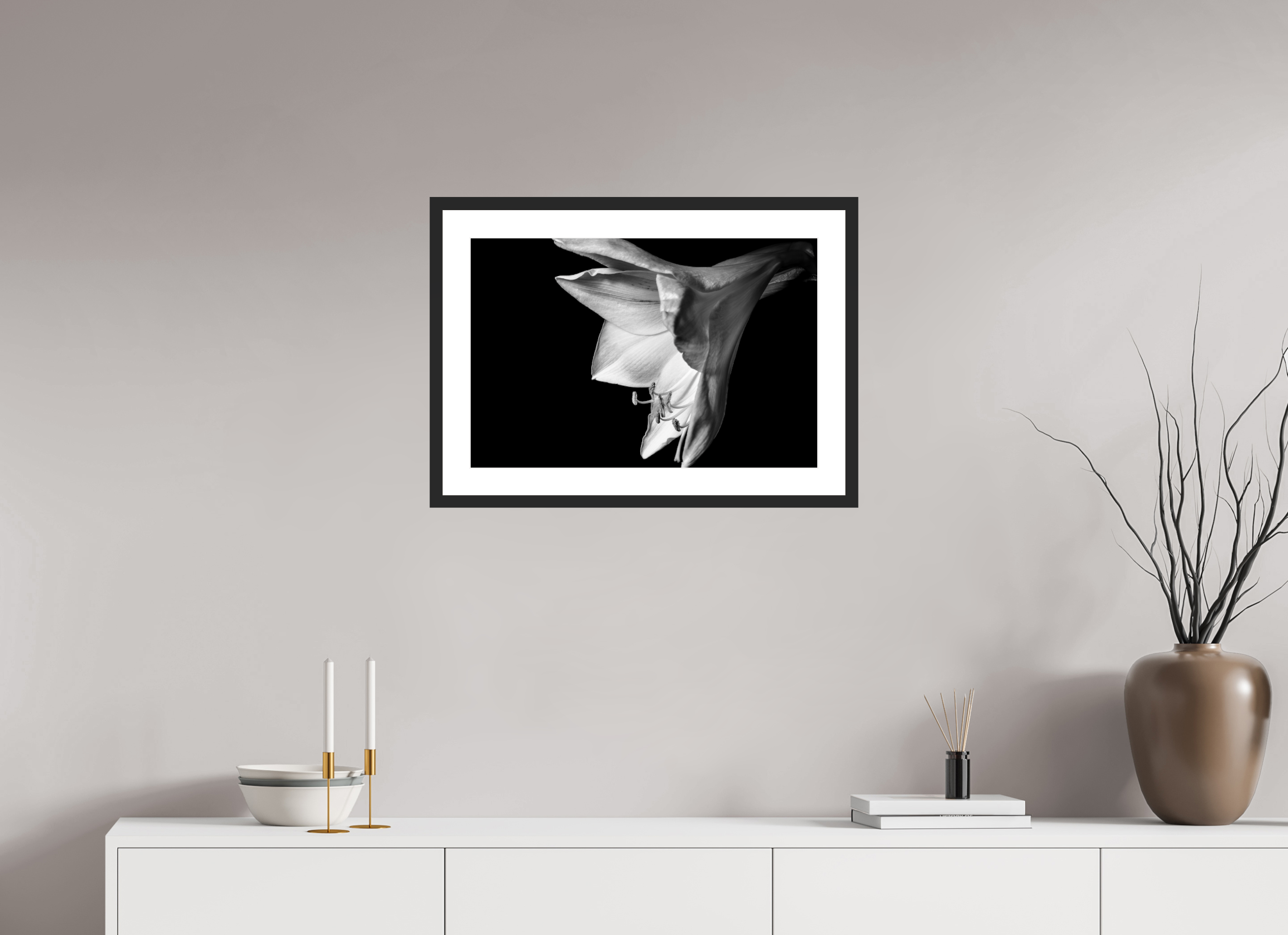 60 x 40 cm, Foto im Passepartout-Rahmen - Rahmen: schwarzes Holz, 20 mm, weißes Passepartout, Floatglas glänzend Moonlight Flower
