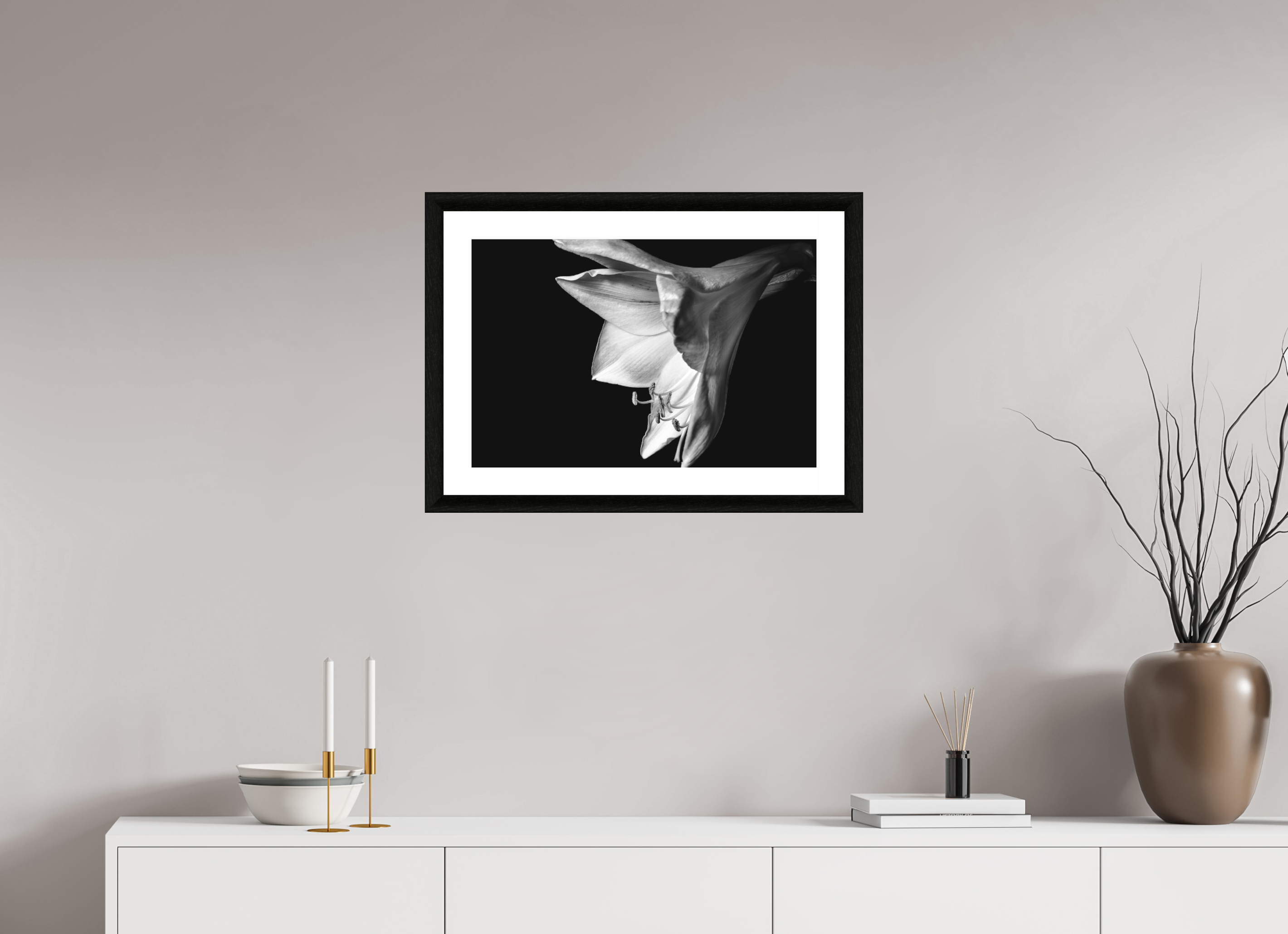 60 x 40 cm, Foto im schwarzen Ebenholz Rahmen 30mm, Museumsglas, Passepartout Hochweiß Moonlight Flower
