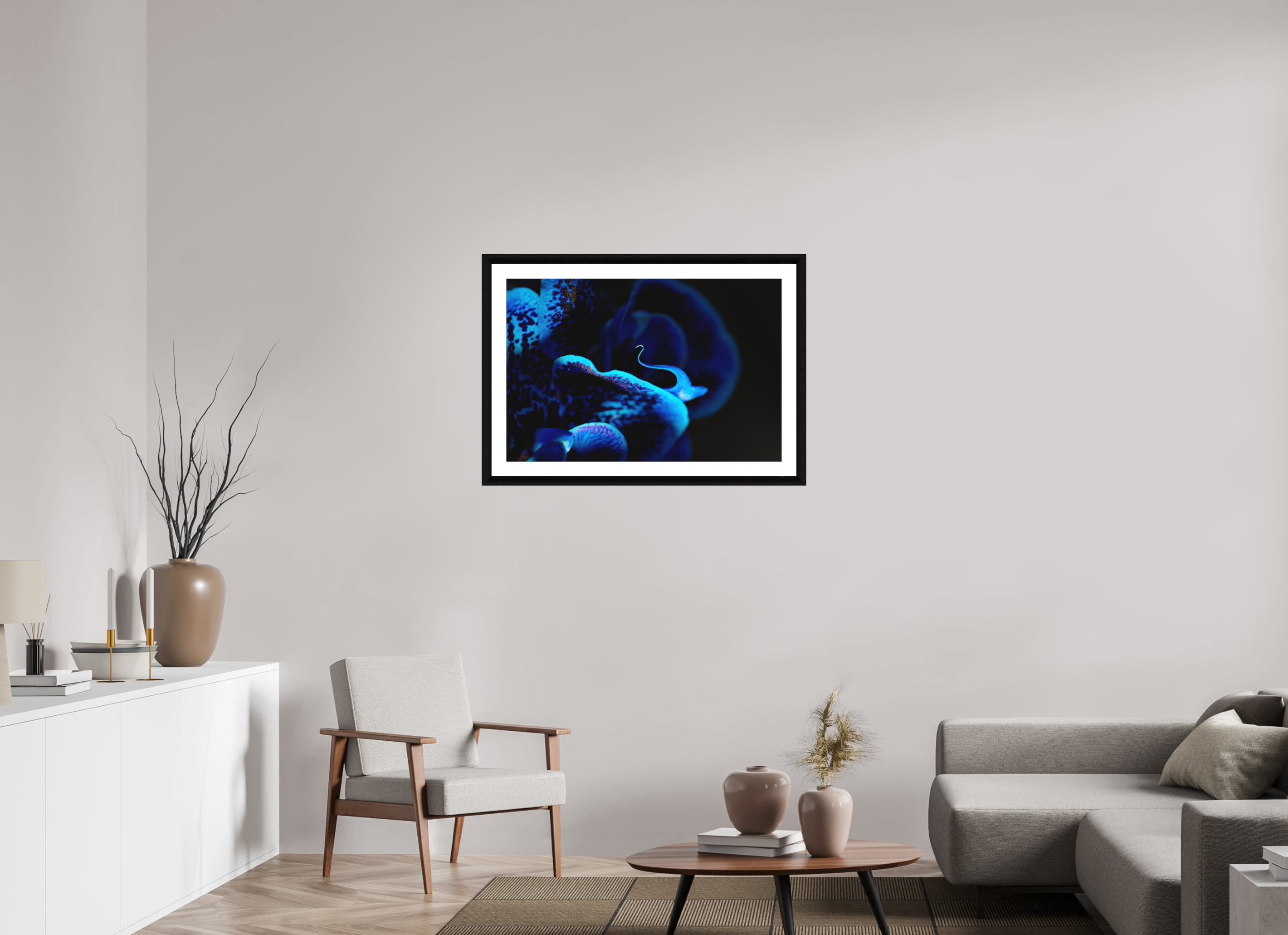 90 x 60 cm, Foto im schwarzen Ebenholz Rahmen 30mm, Museumsglas, Passepartout Hochweiß Ultramarin Flower