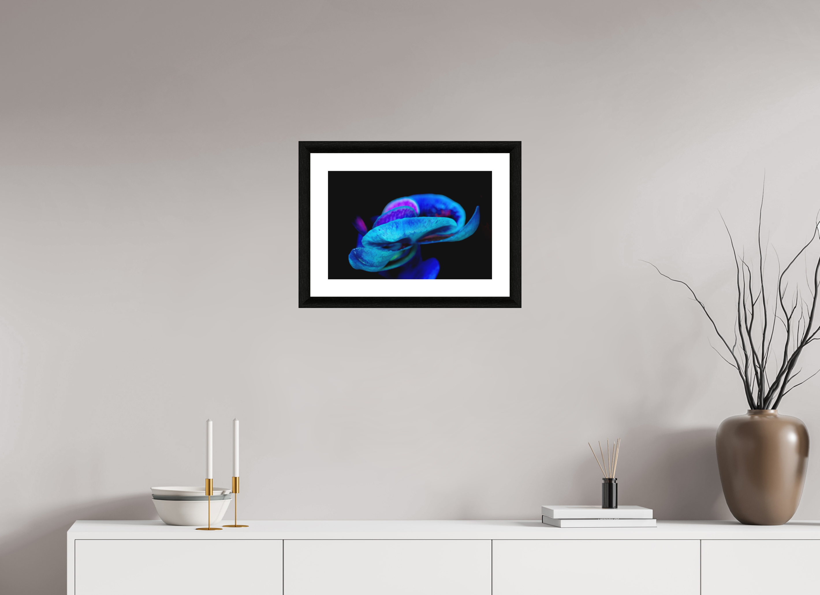 45 x 30 cm, Foto im schwarzen Ebenholz Rahmen 30mm, Museumsglas, Passepartout Hochweiß Indigo Choral Flower