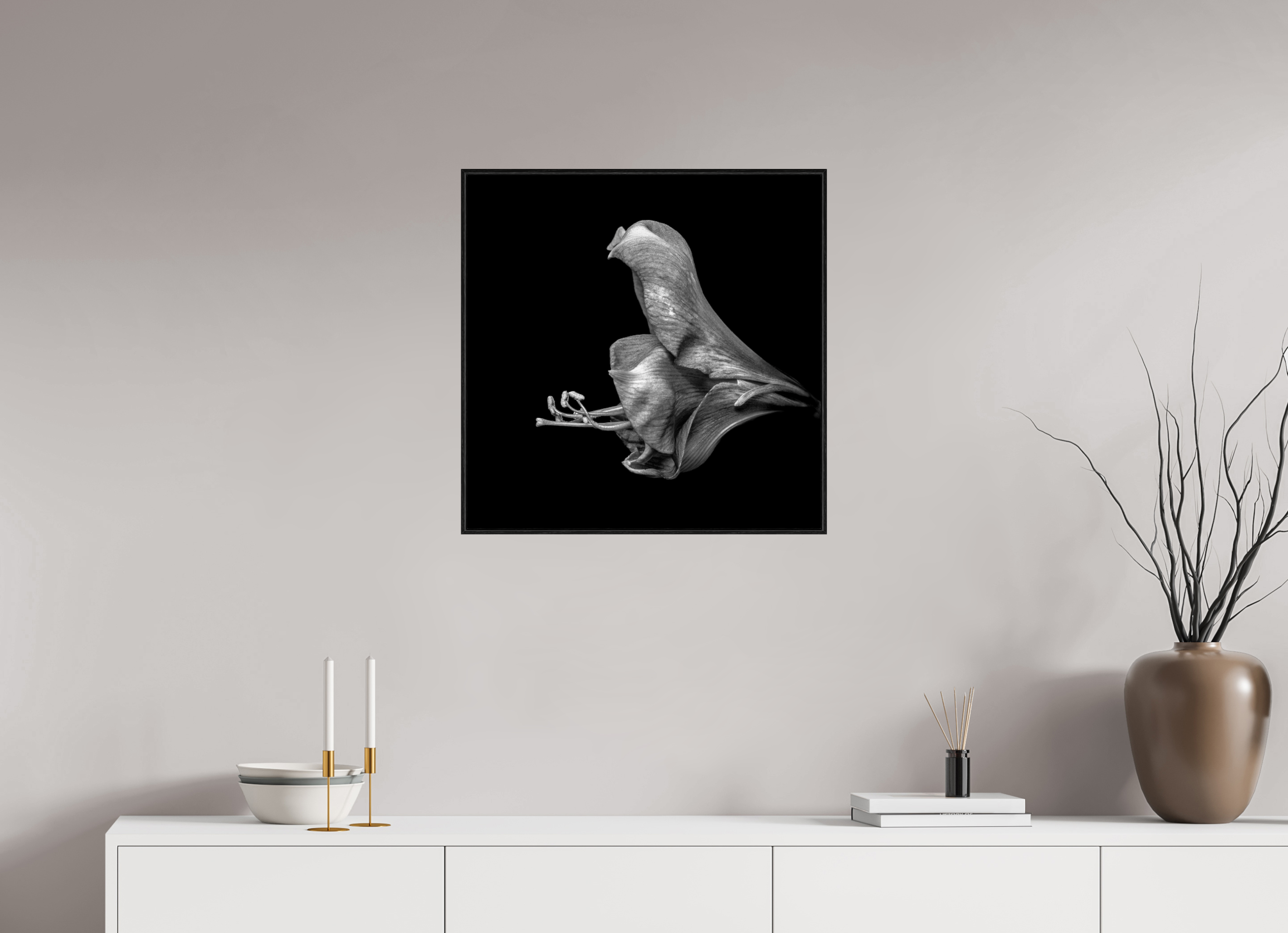 60 x 60 cm, Foto im schwarzen Schattenfugen-Rahmen hinter Acryglas, 2 mm, glänzend Silent Blossom