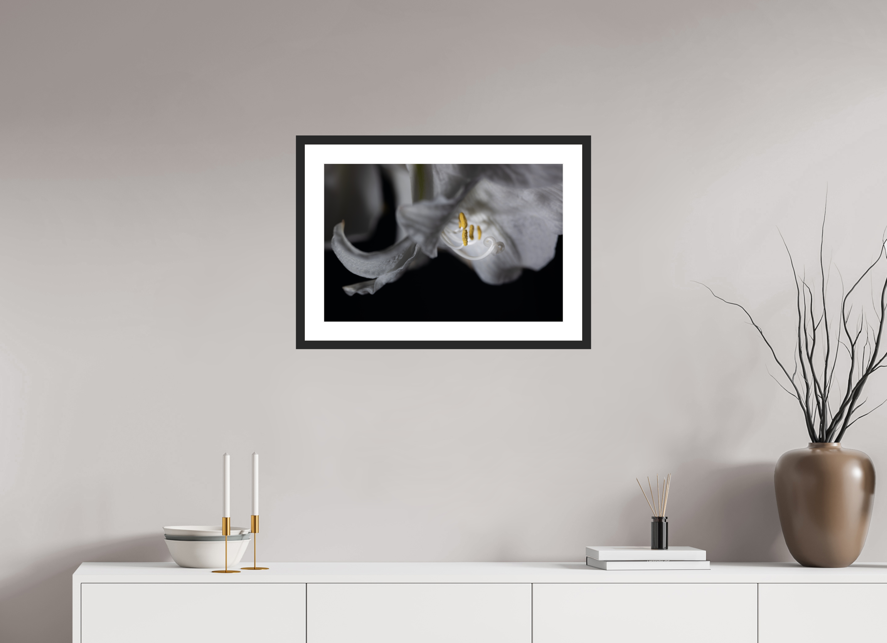 60 x 40 cm, Foto im Passepartout-Rahmen - Rahmen: schwarzes Holz, 20 mm, weißes Passepartout, Floatglas glänzend Firefly Flower