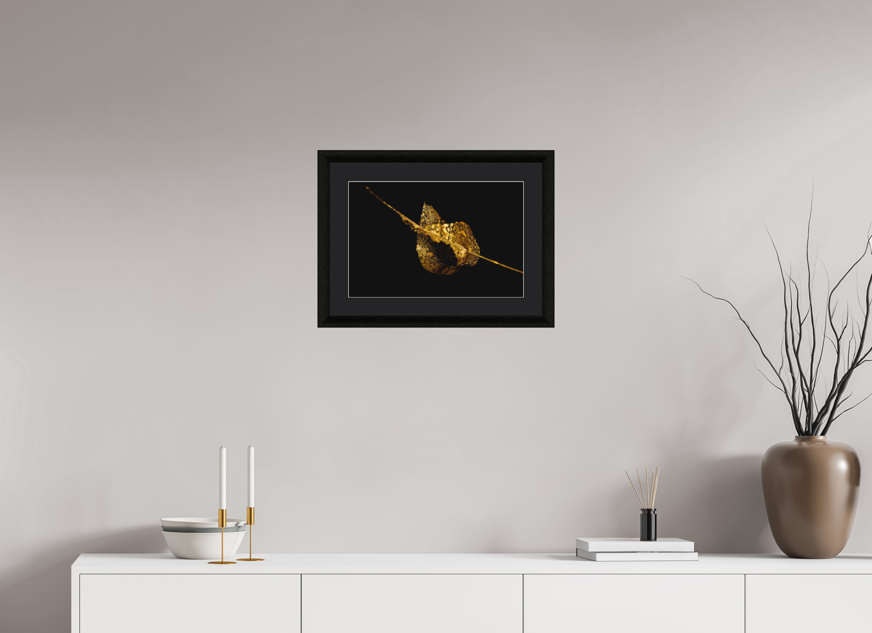 45 x 30 cm, Foto im schwarzen Ebenholz Rahmen 30mm, Museumsglas, Passepartout Schwarz Goldene Blattruine - Fragile Grace