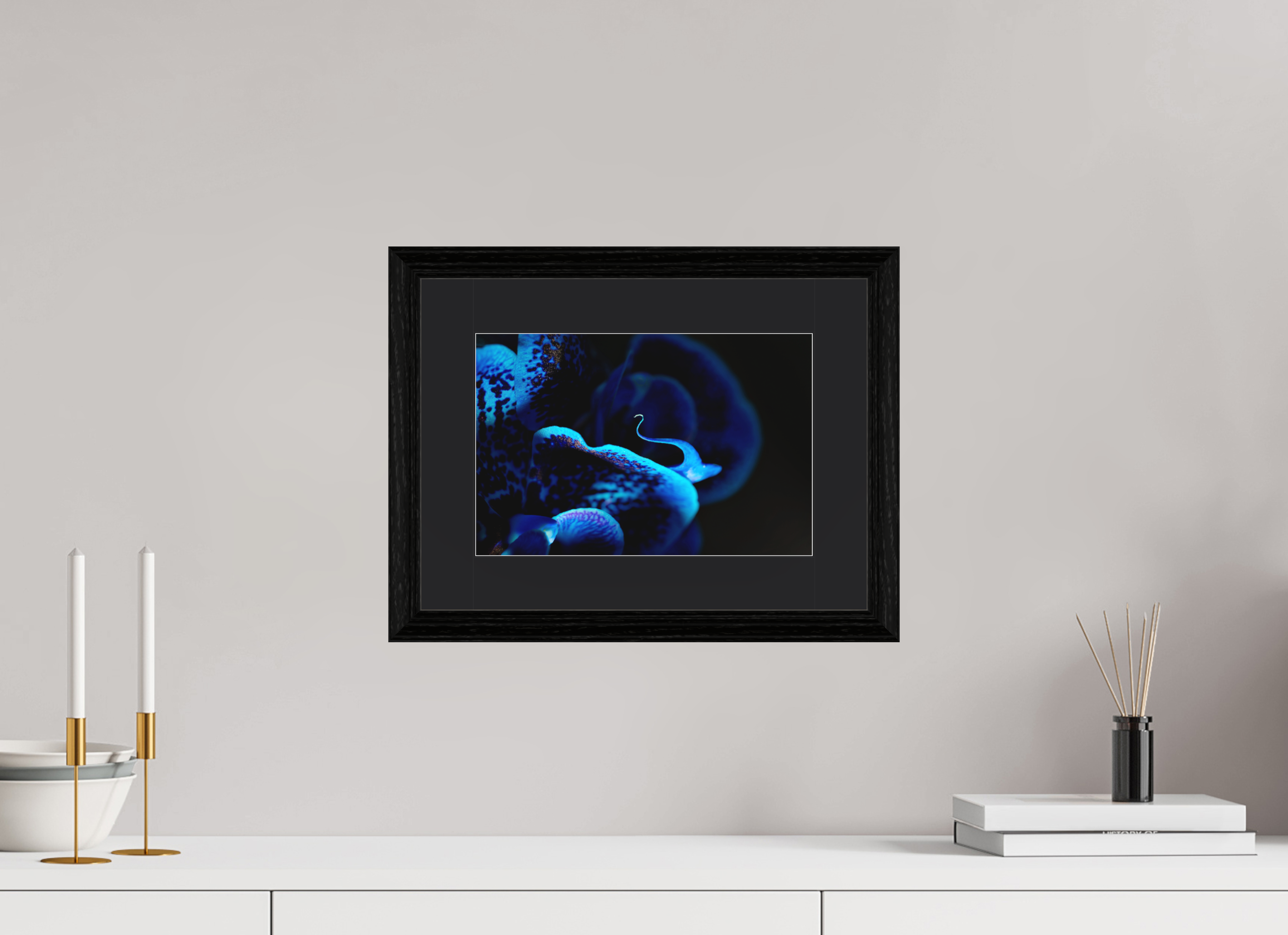 30 x 20 cm, Hahnemühle FineArt Baryta im schwarzen Eichen Rahmen, 27mm,Museumsglas, Passepartout Schwarz Ultramarin Flower - Fine Art