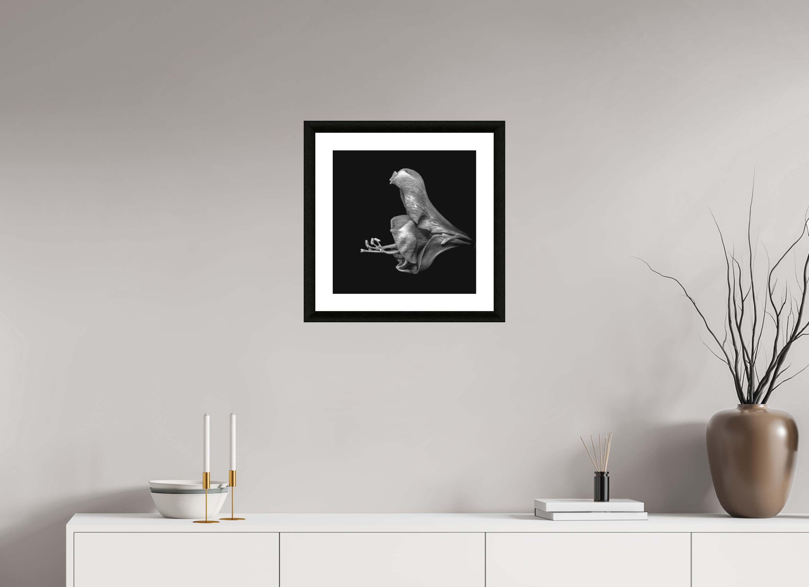 40 x 40 cm, Foto im schwarzen Ebenholz Rahmen 30mm, Museumsglas, Passepartout Hochweiß Silent Blossom