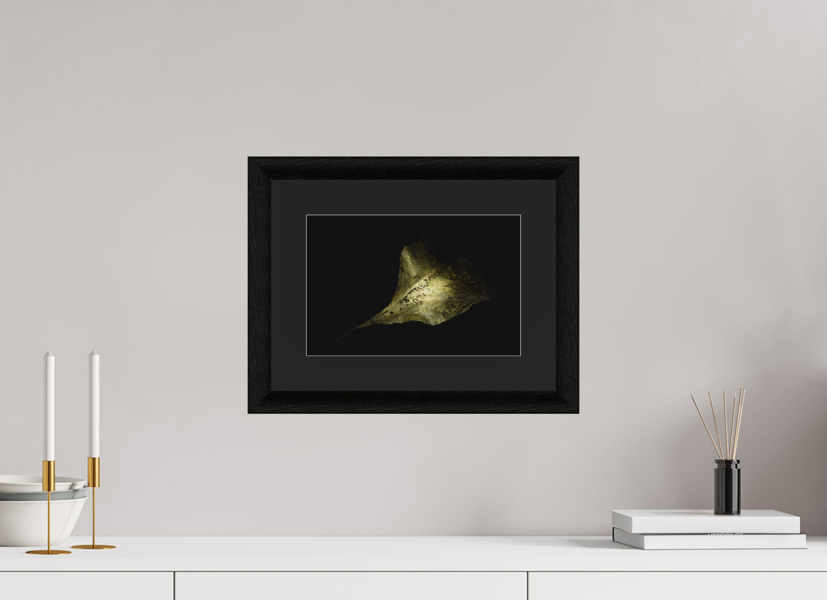 30 x 20 cm, Foto im schwarzen Ebenholz Rahmen 30mm, Museumsglas, Passepartout Schwarz Goldene Blattruine - Golden Shadow Play