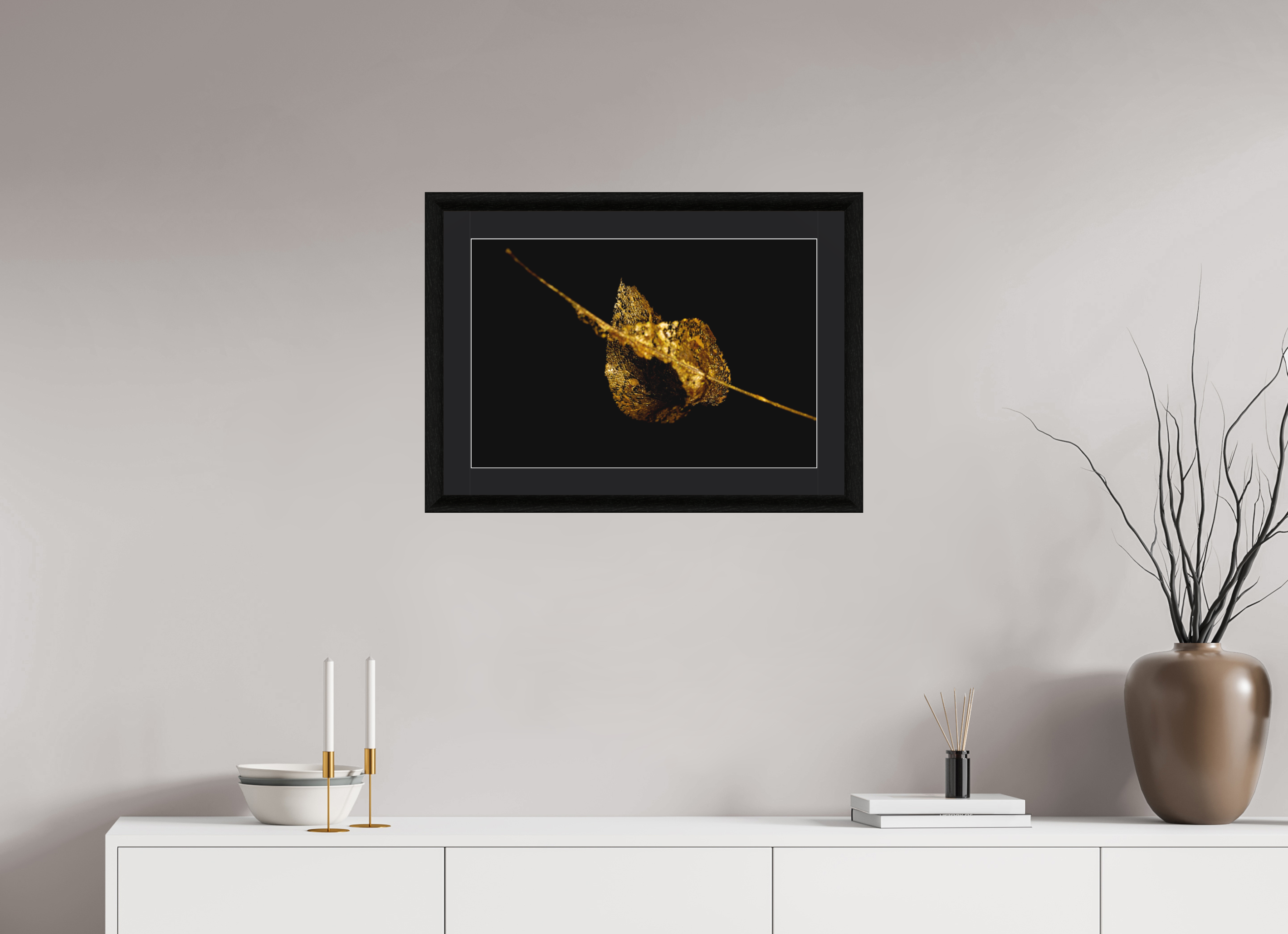 60 x 40 cm, Foto im schwarzen Ebenholz Rahmen 30mm, Museumsglas, Passepartout Schwarz Goldene Blattruine - Fragile Grace