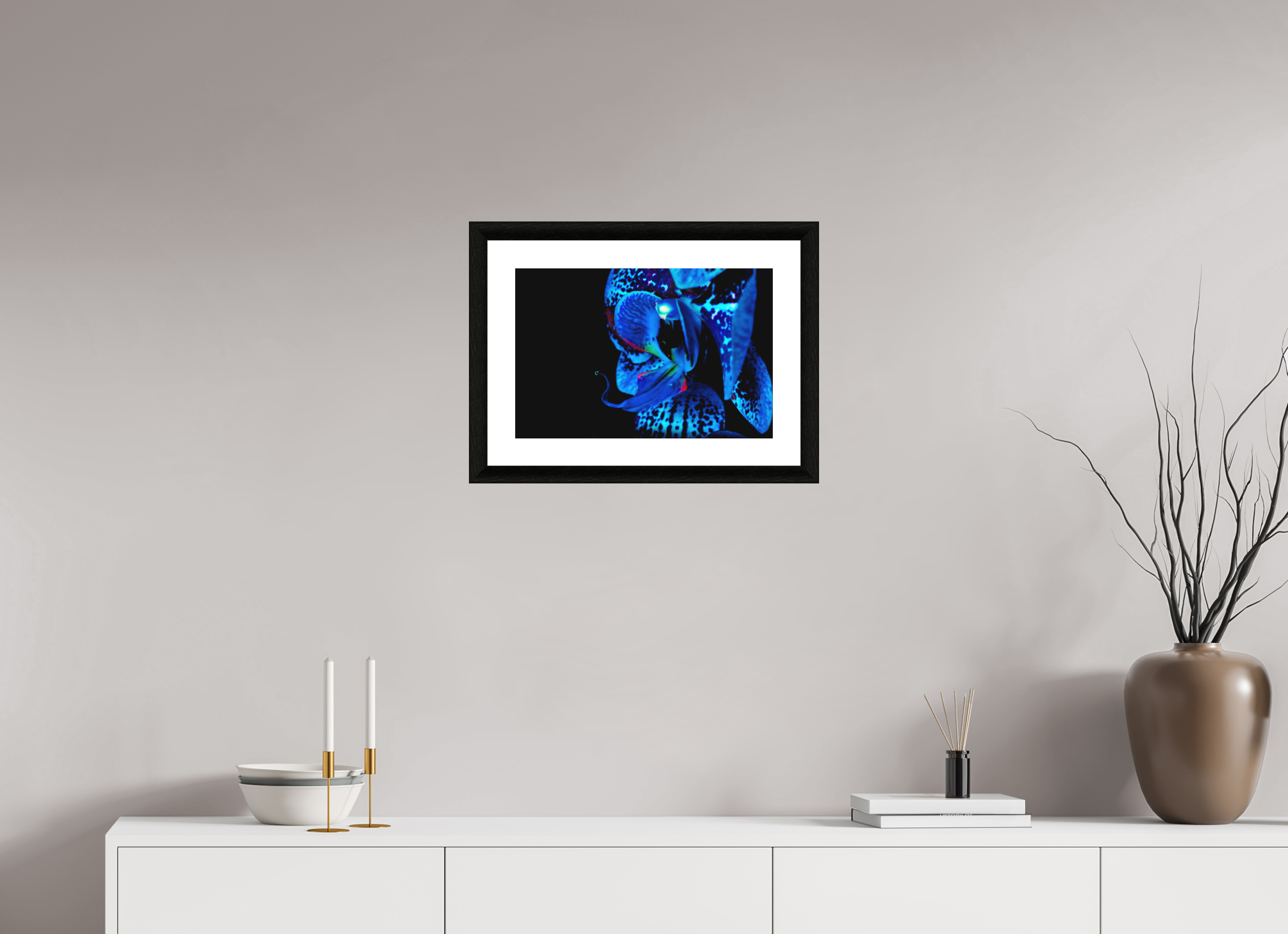 45 x 30 cm, Foto im schwarzen Ebenholz Rahmen 30mm, Museumsglas, Passepartout Hochweiß Indigo Ammer Flower