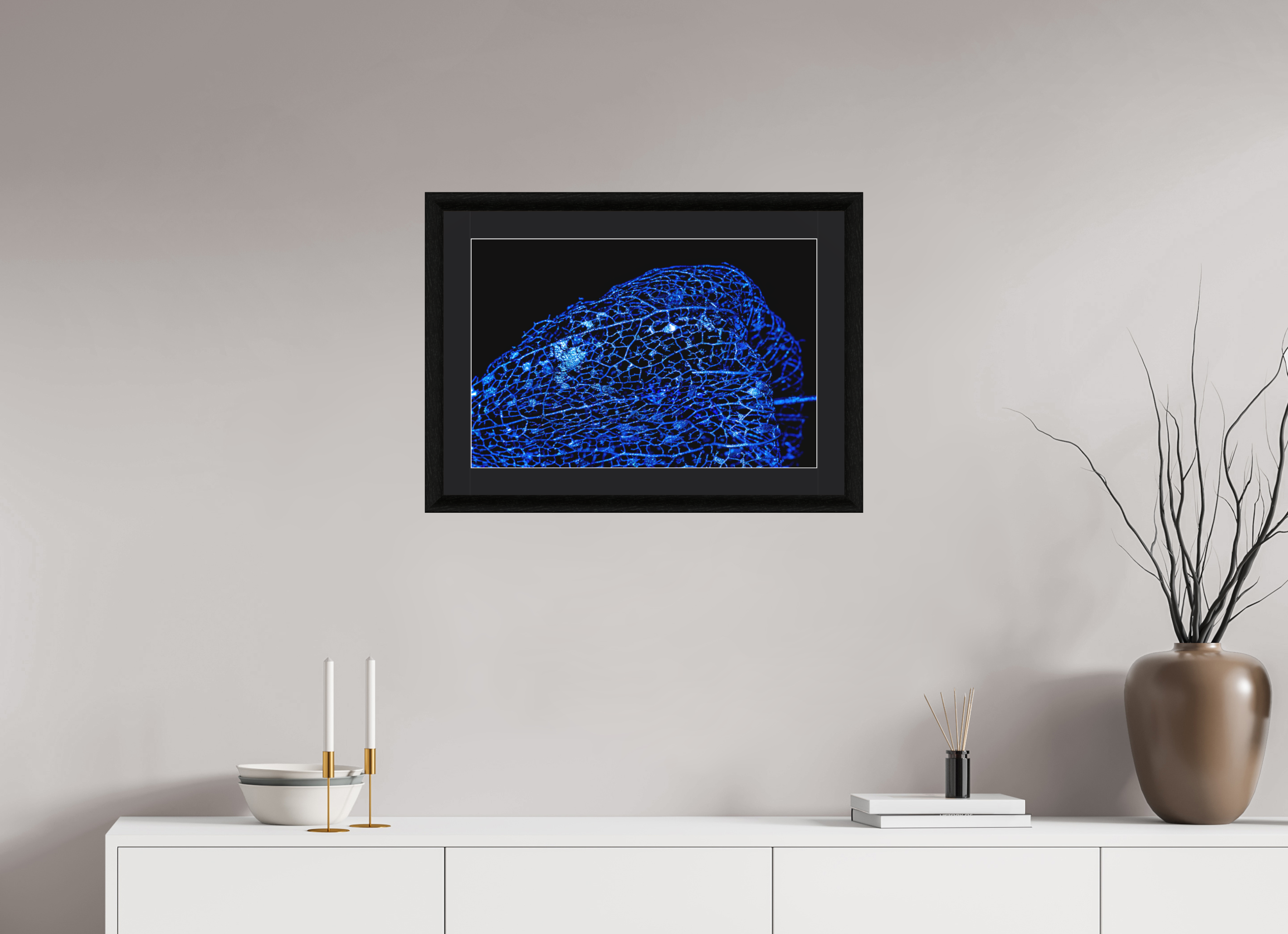 60 x 40 cm, Foto im schwarzen Ebenholz Rahmen 30mm, Museumsglas, Passepartout Schwarz Blaues Farbleuchten