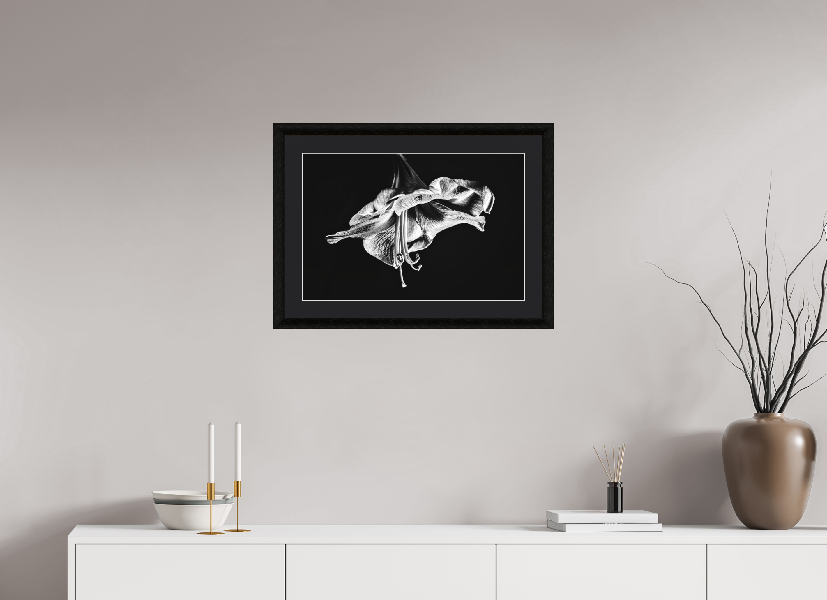 60 x 40 cm, Foto im schwarzen Ebenholz Rahmen 30mm, Museumsglas, Passepartout Schwarz Amaryllis in the Dawn