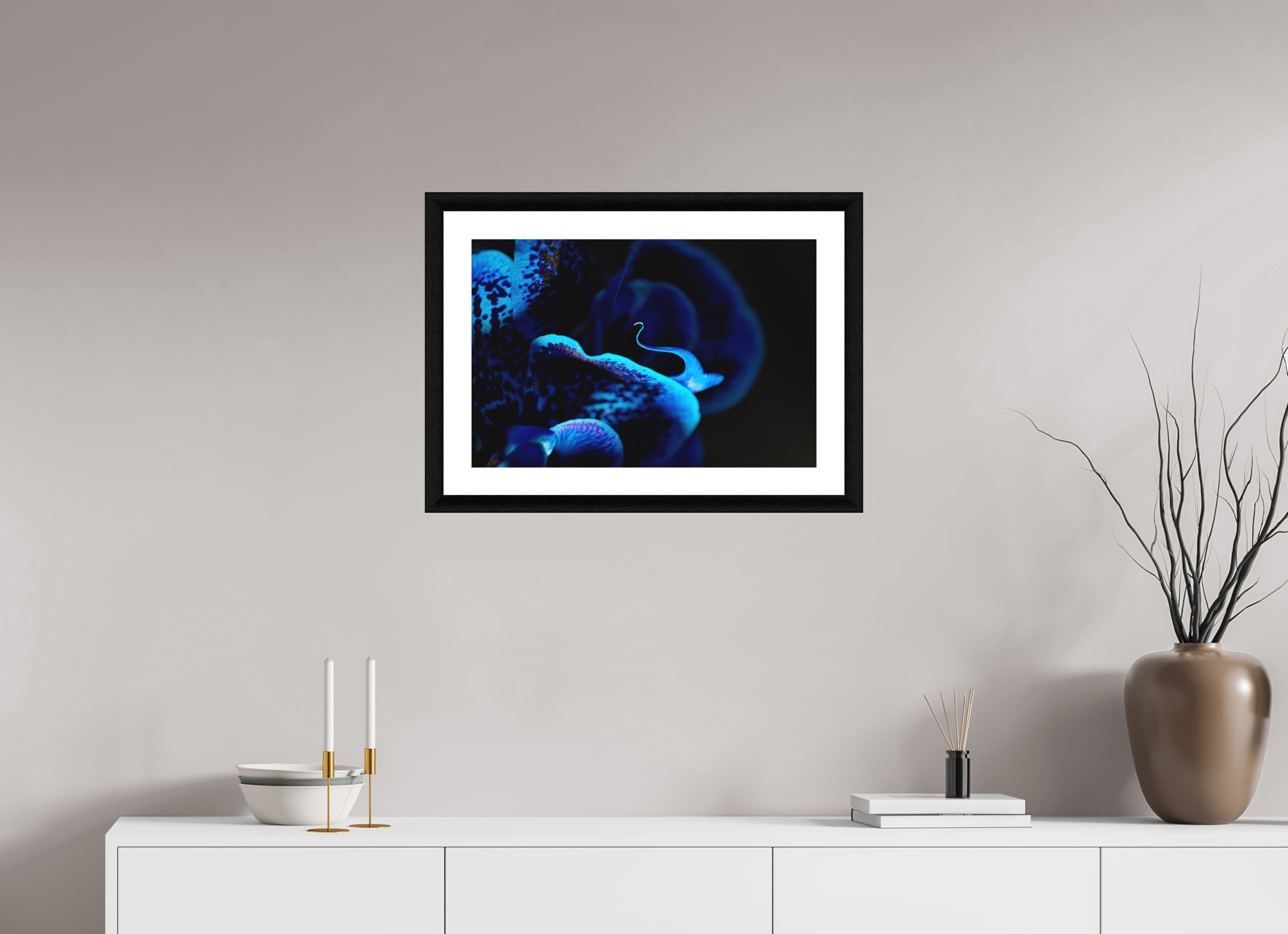 60 x 40 cm, Foto im schwarzen Ebenholz Rahmen 30mm, Museumsglas, Passepartout Hochweiß Ultramarin Flower