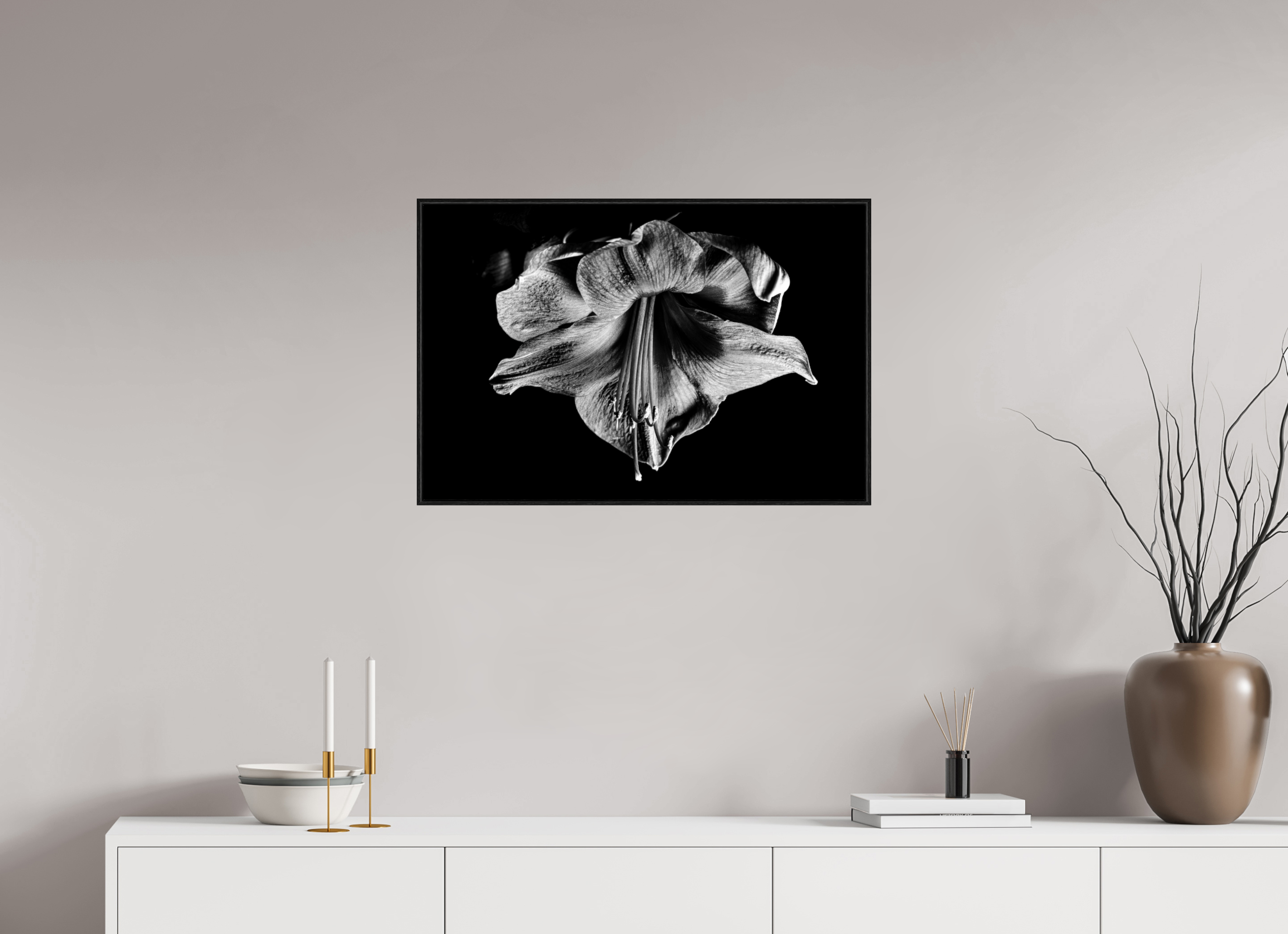 75 x 50 cm, Foto im schwarzen Schattenfugen-Rahmen hinter Acryglas, 2 mm, glänzend Amaryllis in the Dusk