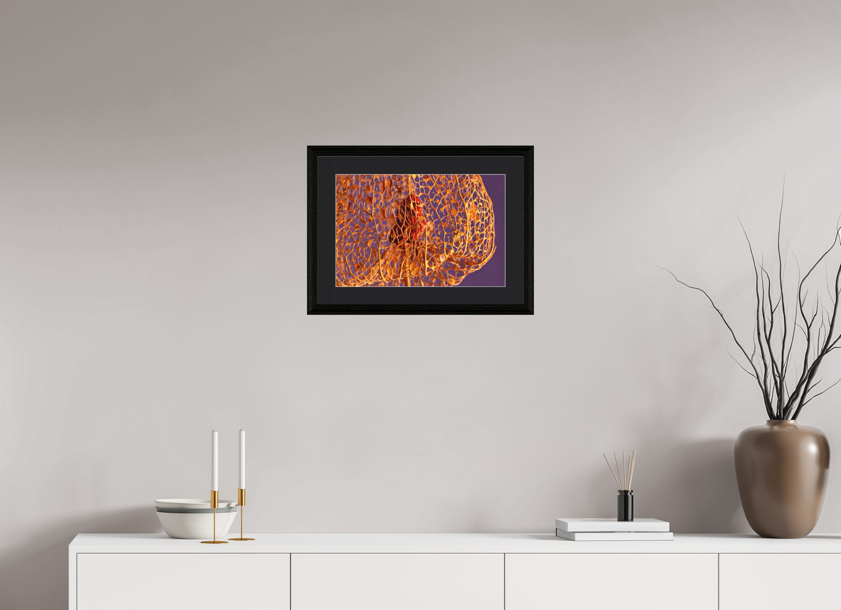 45 x 30 cm, Foto im schwarzen Eichen Rahmen, 27mm, Museumsglas, Passepartout schwarz Herz der Physalis Gold