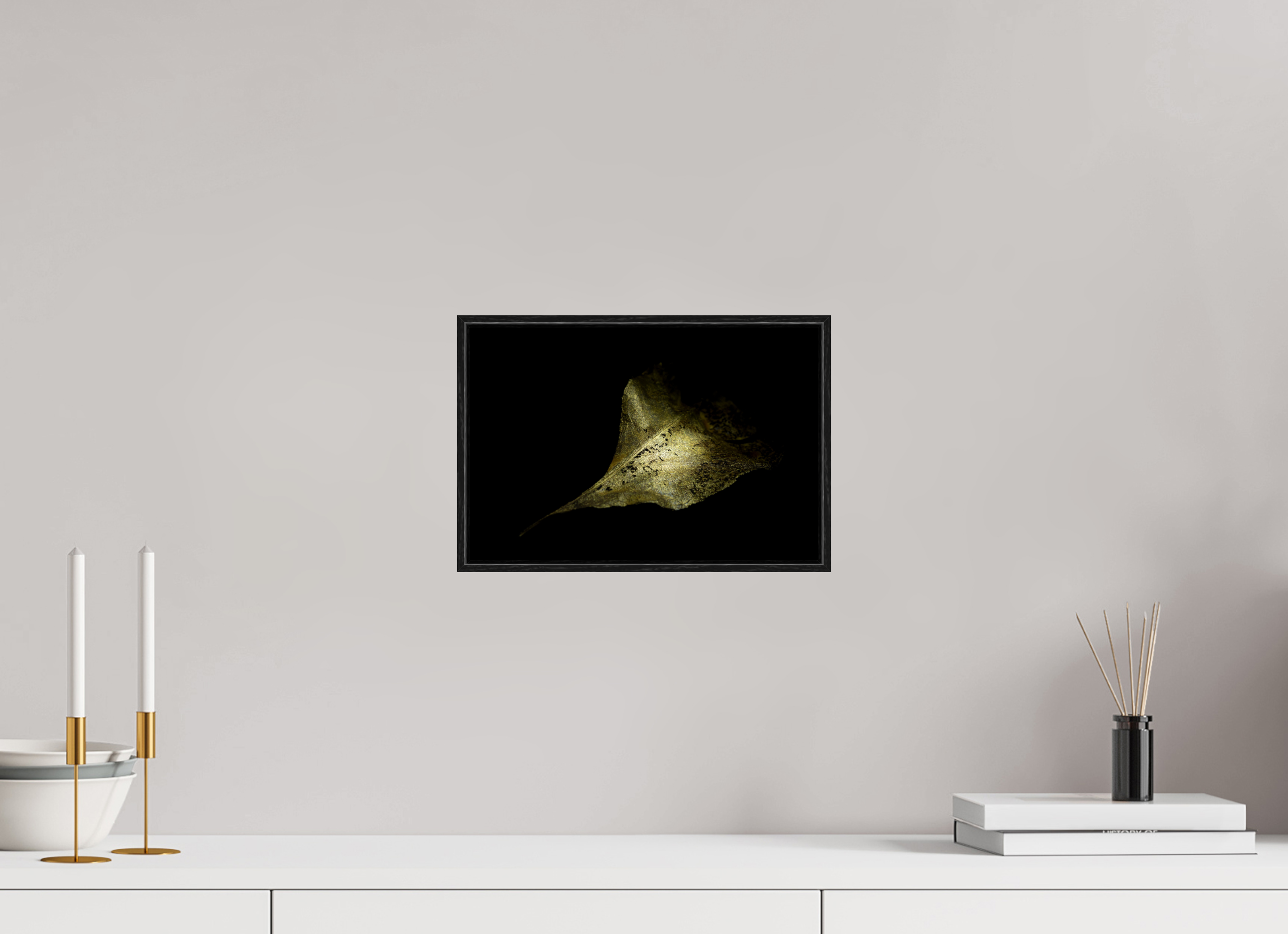 30 x 20 cm, Foto im schwarzen Schattenfugen-Rahmen hinter Acryglas, 2 mm, glänzend Goldene Blattruine - Golden Shadow Play