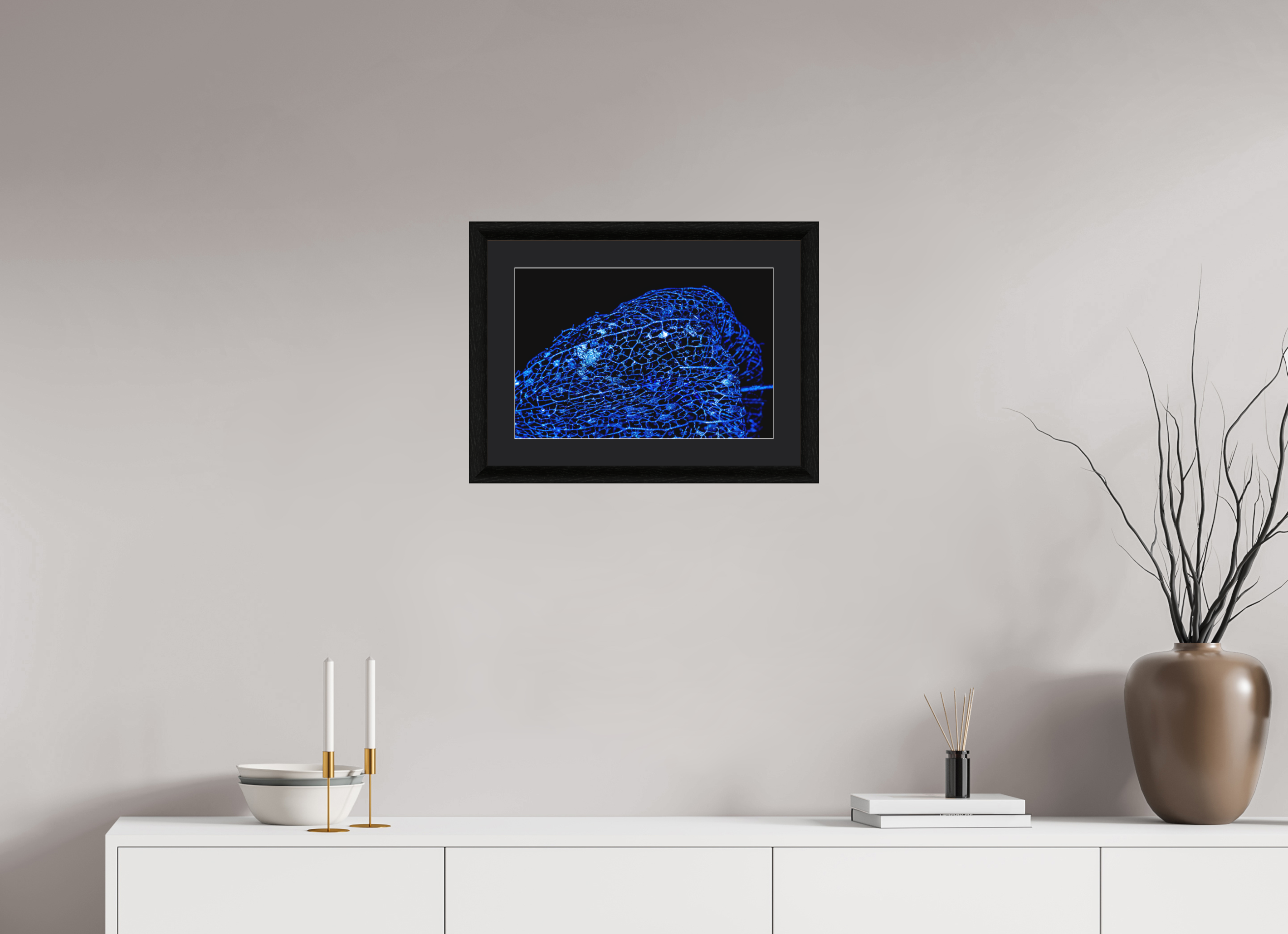 45 x 30 cm, Foto im schwarzen Ebenholz Rahmen 30mm, Museumsglas, Passepartout Schwarz Blaues Farbleuchten