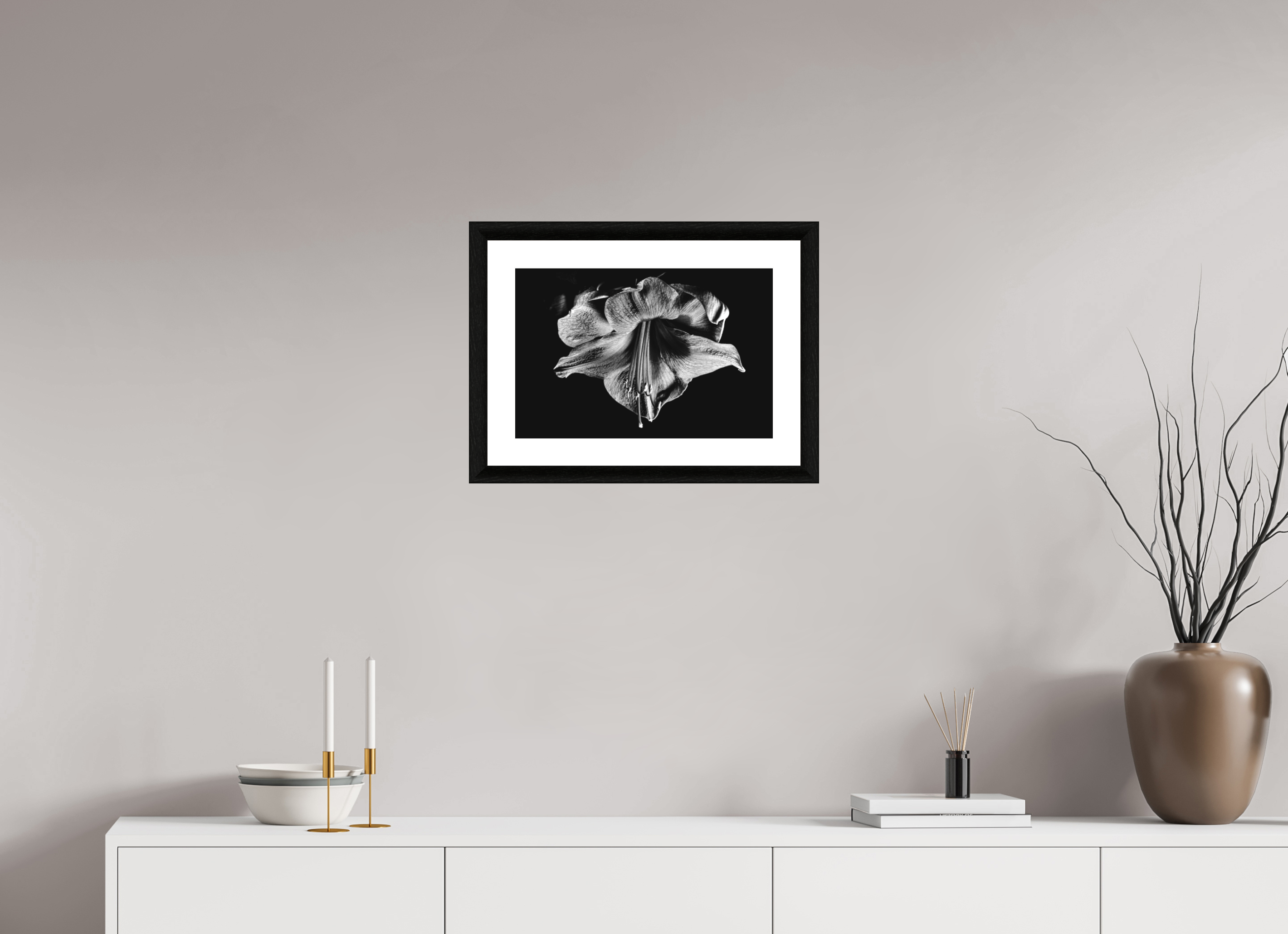 45 x 30 cm, Foto im schwarzen Ebenholz Rahmen 30mm, Museumsglas, Passepartout Hochweiß Amaryllis in the Dusk