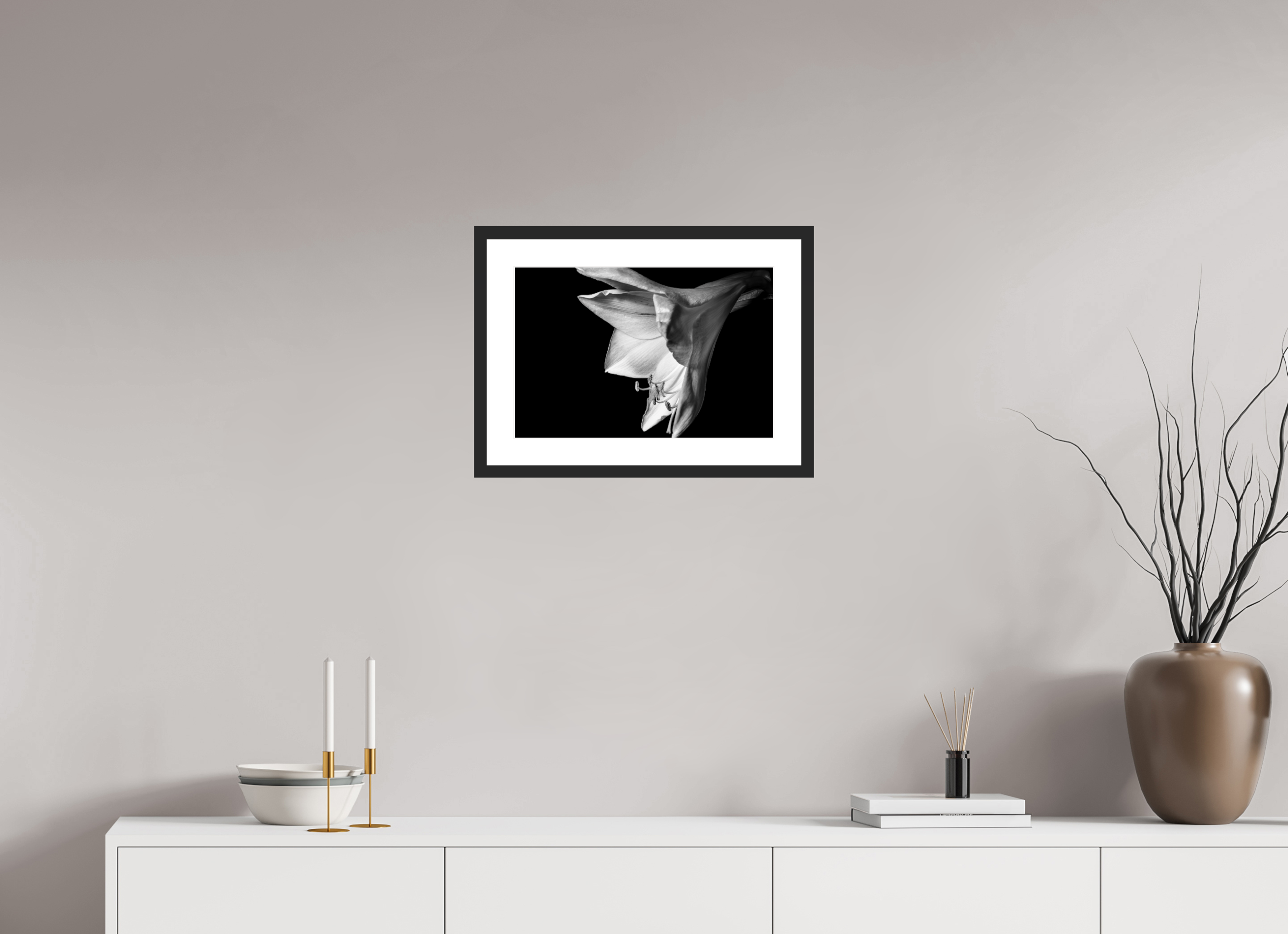45 x 30 cm, Foto im Passepartout-Rahmen - Rahmen: schwarzes Holz, 20 mm, weißes Passepartout, Floatglas glänzend Moonlight Flower