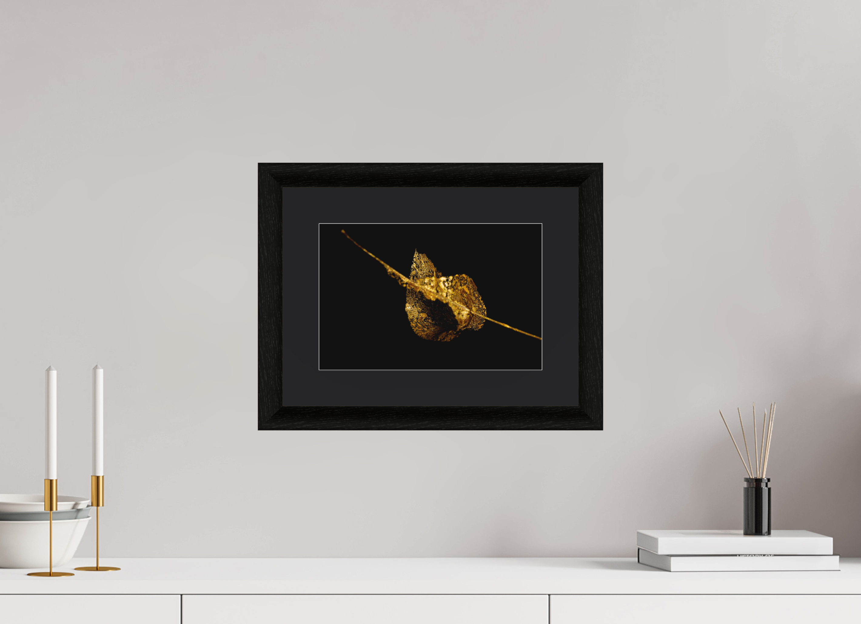 30 x 20 cm, Foto im schwarzen Ebenholz Rahmen 30mm, Museumsglas, Passepartout Schwarz Goldene Blattruine - Fragile Grace