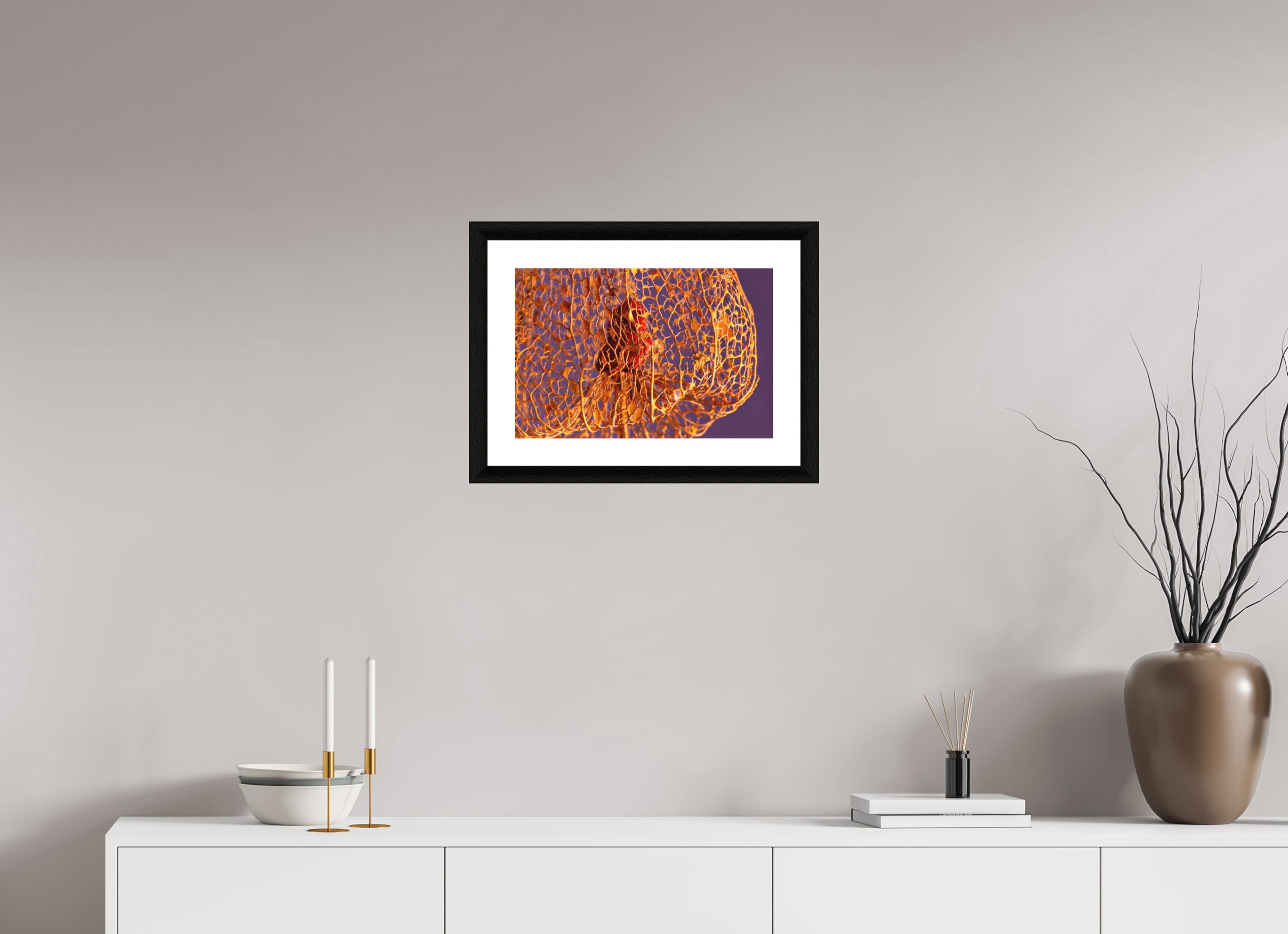 45 x 30 cm, Foto im schwarzen Ebenholz Rahmen 30mm, Museumsglas, Passepartout Hochweiß Herz der Physalis Gold