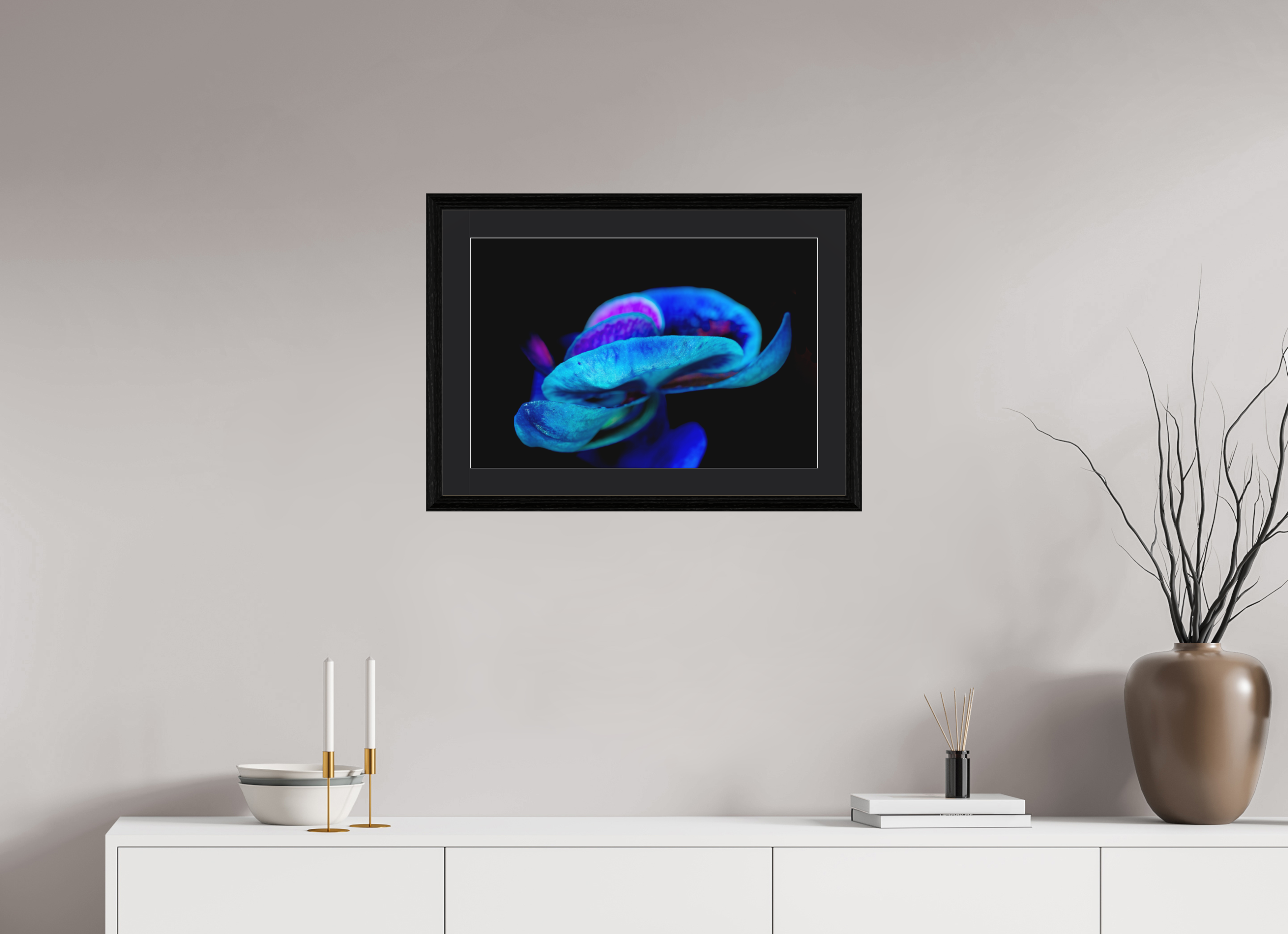 60 x 40 cm, Foto im schwarzen Eichen Rahmen, 27mm, Museumsglas, Passepartout schwarz Indigo Choral Flower