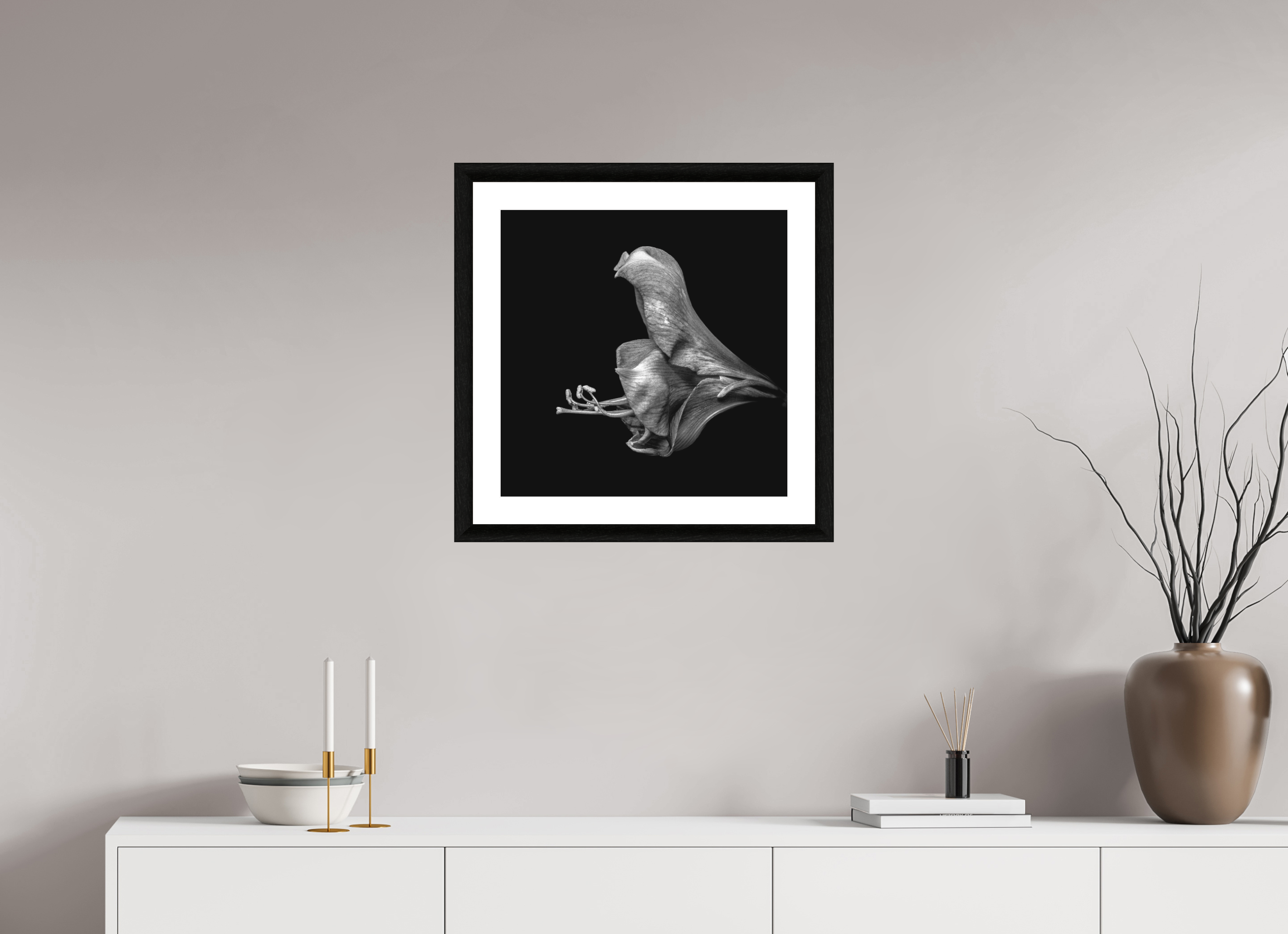 50 x 50 cm, Foto im schwarzen Ebenholz Rahmen 30mm, Museumsglas, Passepartout Hochweiß Silent Blossom