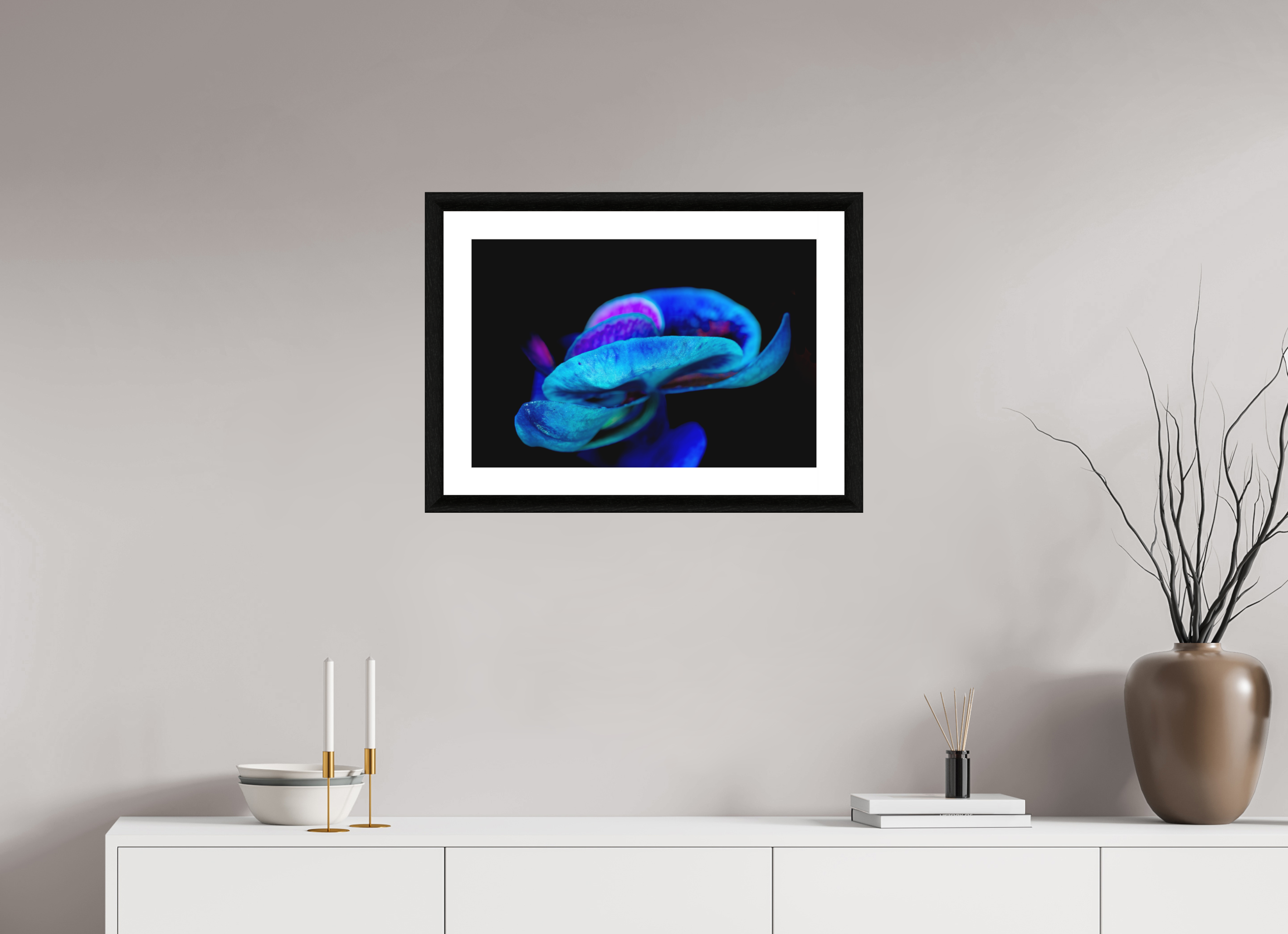 60 x 40 cm, Foto im schwarzen Ebenholz Rahmen 30mm, Museumsglas, Passepartout Hochweiß Indigo Choral Flower