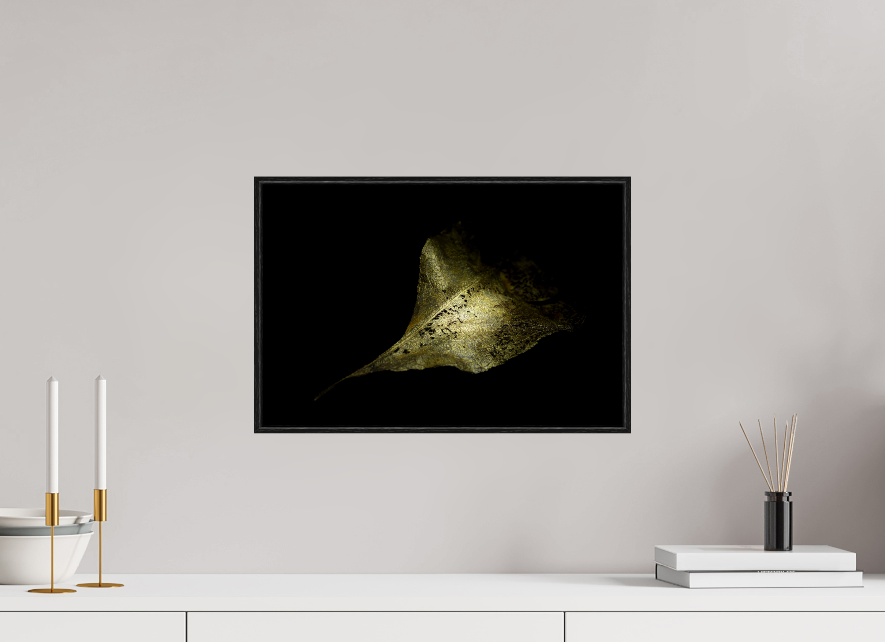 45 x 30 cm, Foto im schwarzen Schattenfugen-Rahmen hinter Acryglas, 2 mm, glänzend Goldene Blattruine - Golden Shadow Play