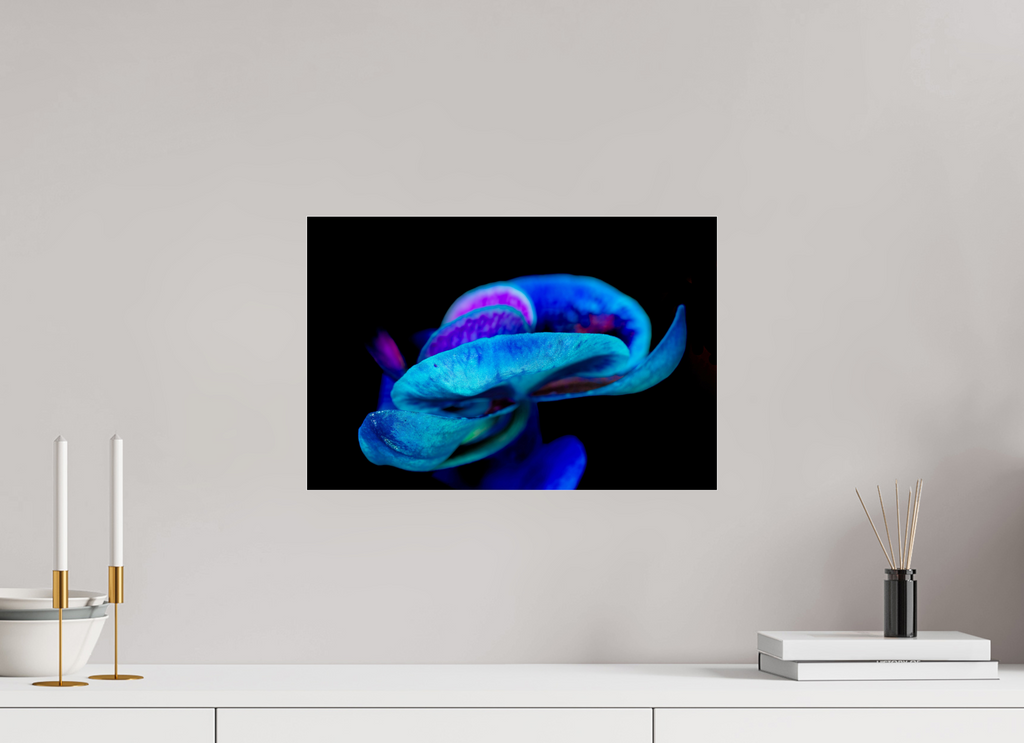 45 x 30 cm, Acrylglas, glänzend, 2 mm, Dibond 3 mm, mit Aufhängung Indigo Choral Flower