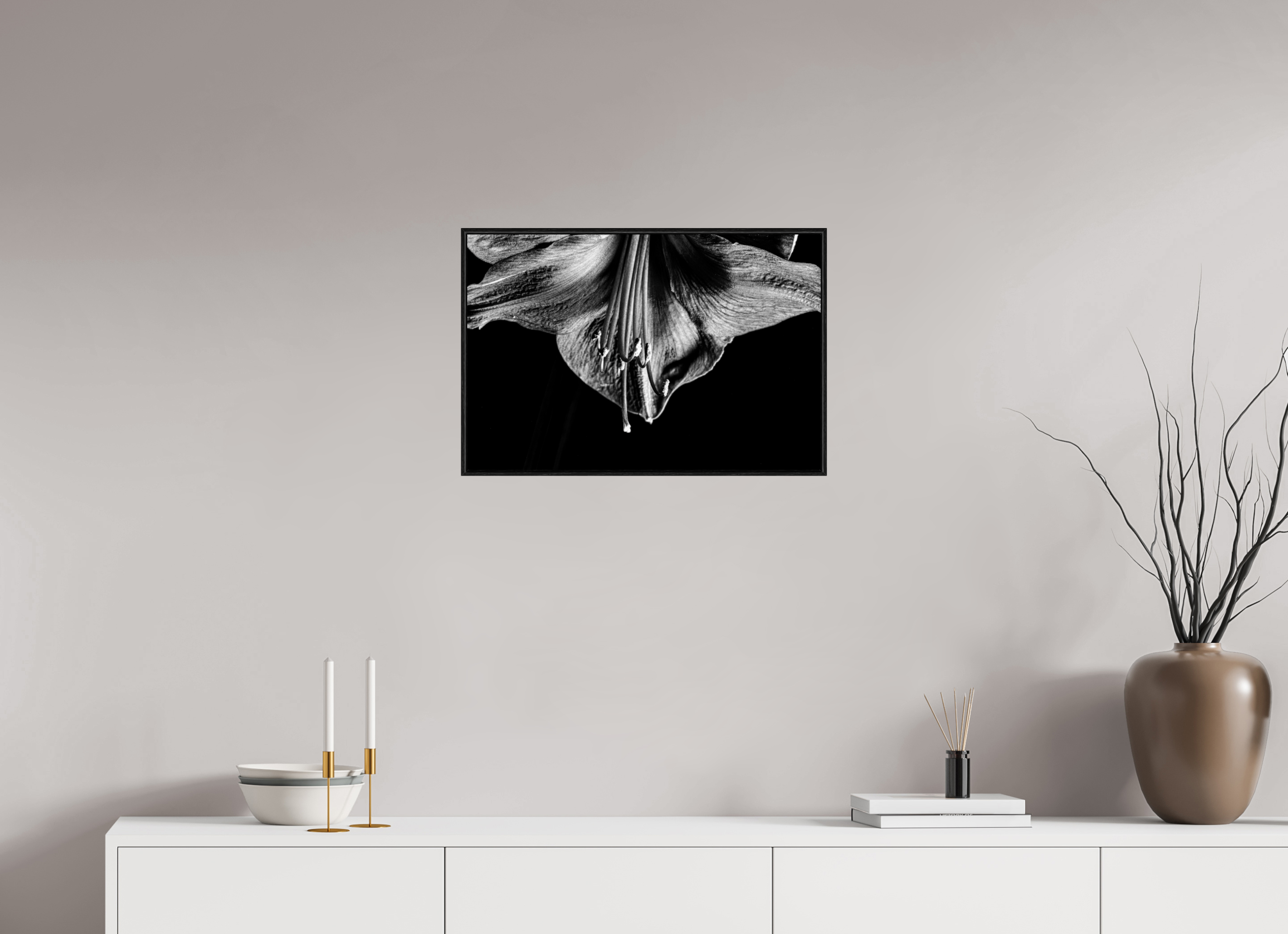 60 x 40 cm, Foto im schwarzen Schattenfugen-Rahmen hinter Acryglas, 2 mm, glänzend Amaryllis Half Moon