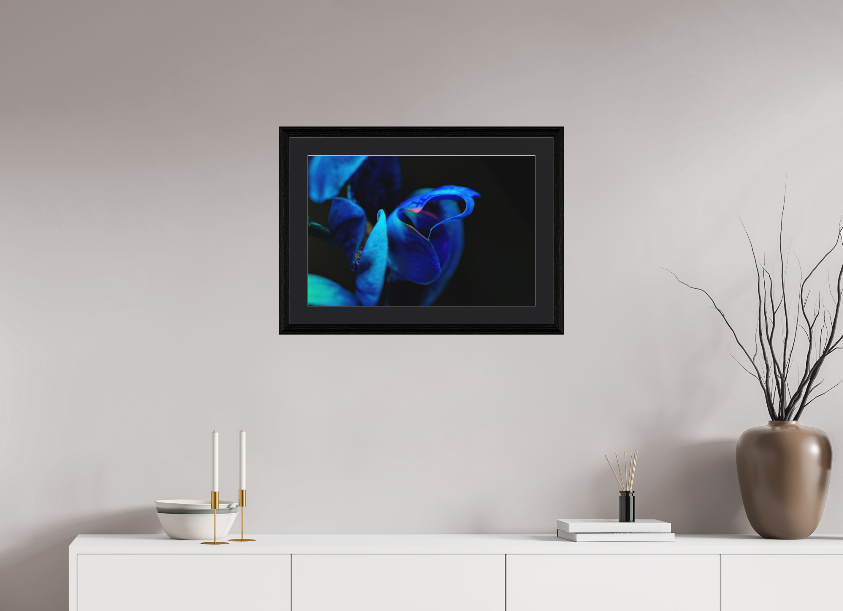 60 x 40 cm, Foto im schwarzen Eichen Rahmen, 27mm, Museumsglas, Passepartout schwarz Midnight Blue Hart Flower