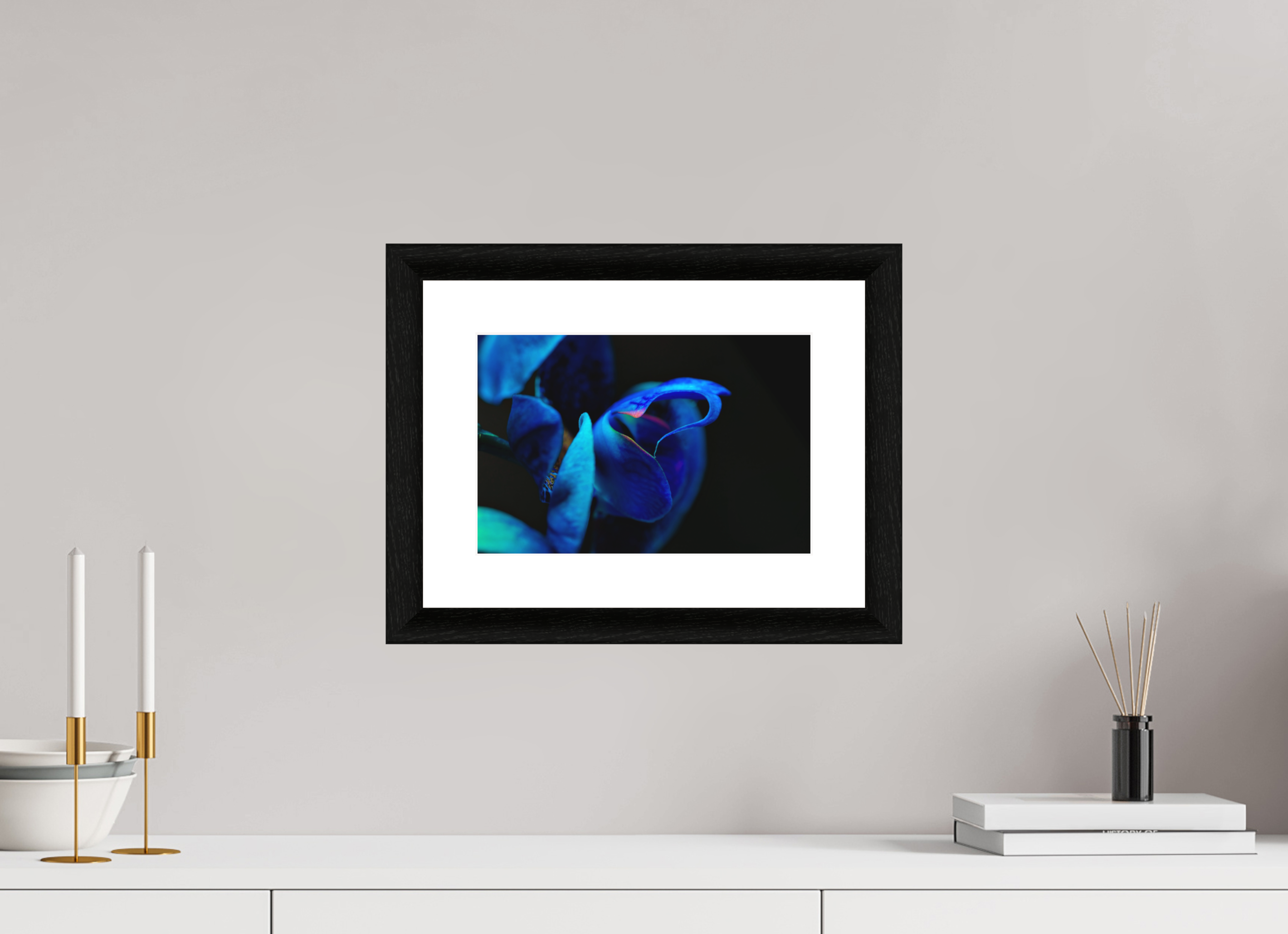 30 x 20 cm, Foto im schwarzen Ebenholz Rahmen 30mm, Museumsglas, Passepartout Hochweiß Midnight Blue Hart Flower