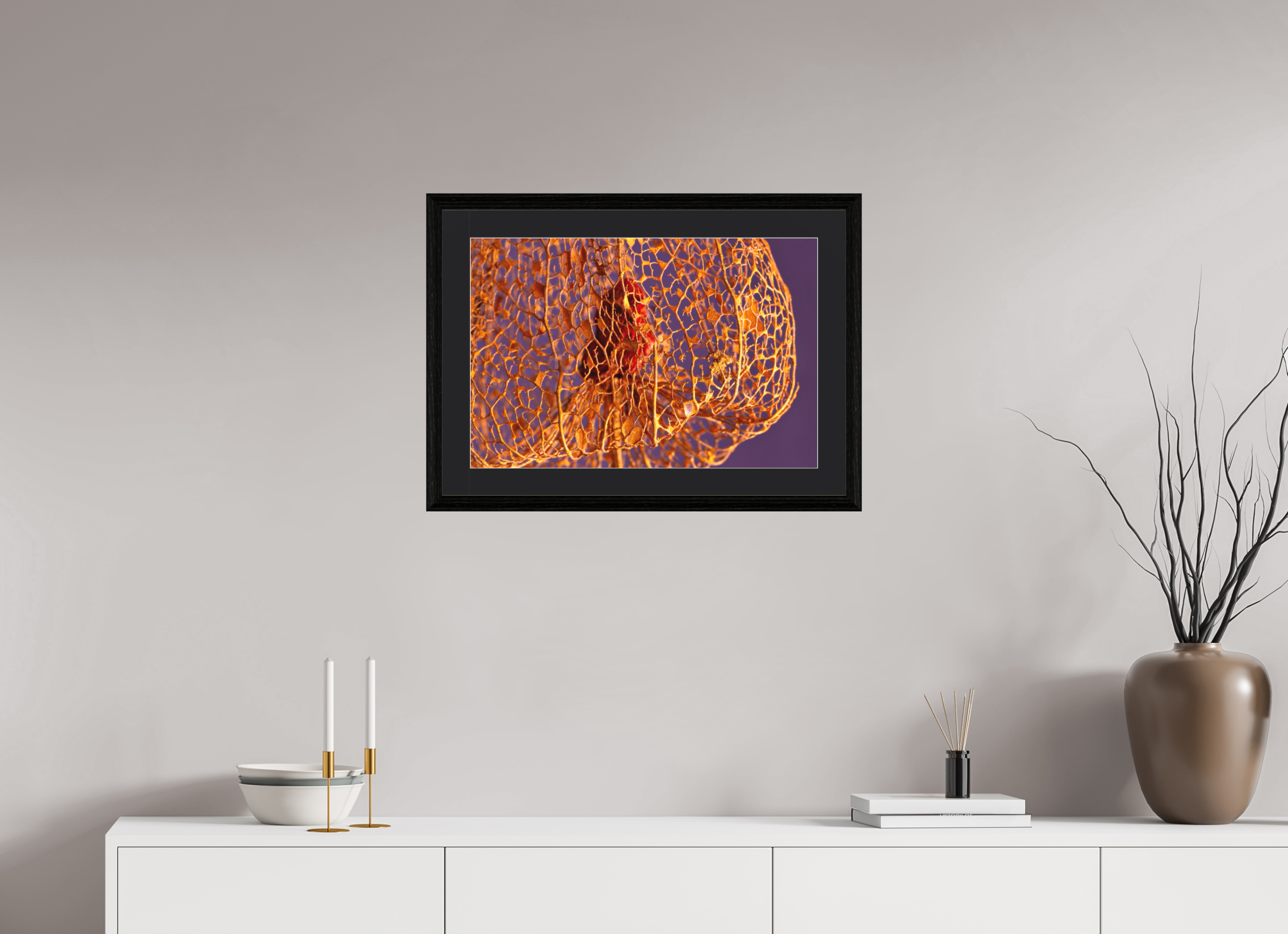 60 x 40 cm, Foto im schwarzen Eichen Rahmen, 27mm, Museumsglas, Passepartout schwarz Herz der Physalis Gold