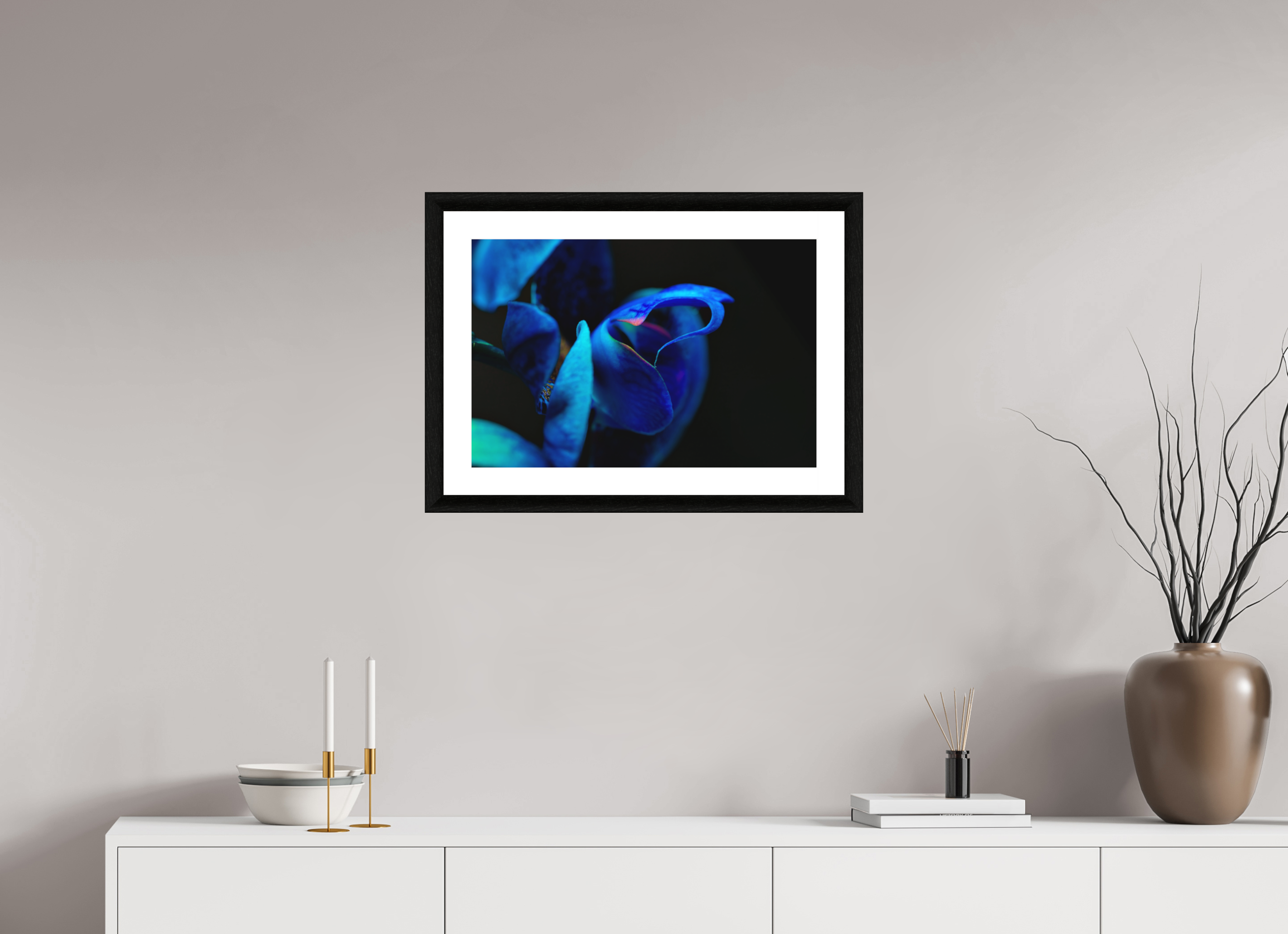 60 x 40 cm, Foto im schwarzen Ebenholz Rahmen 30mm, Museumsglas, Passepartout Hochweiß Midnight Blue Hart Flower