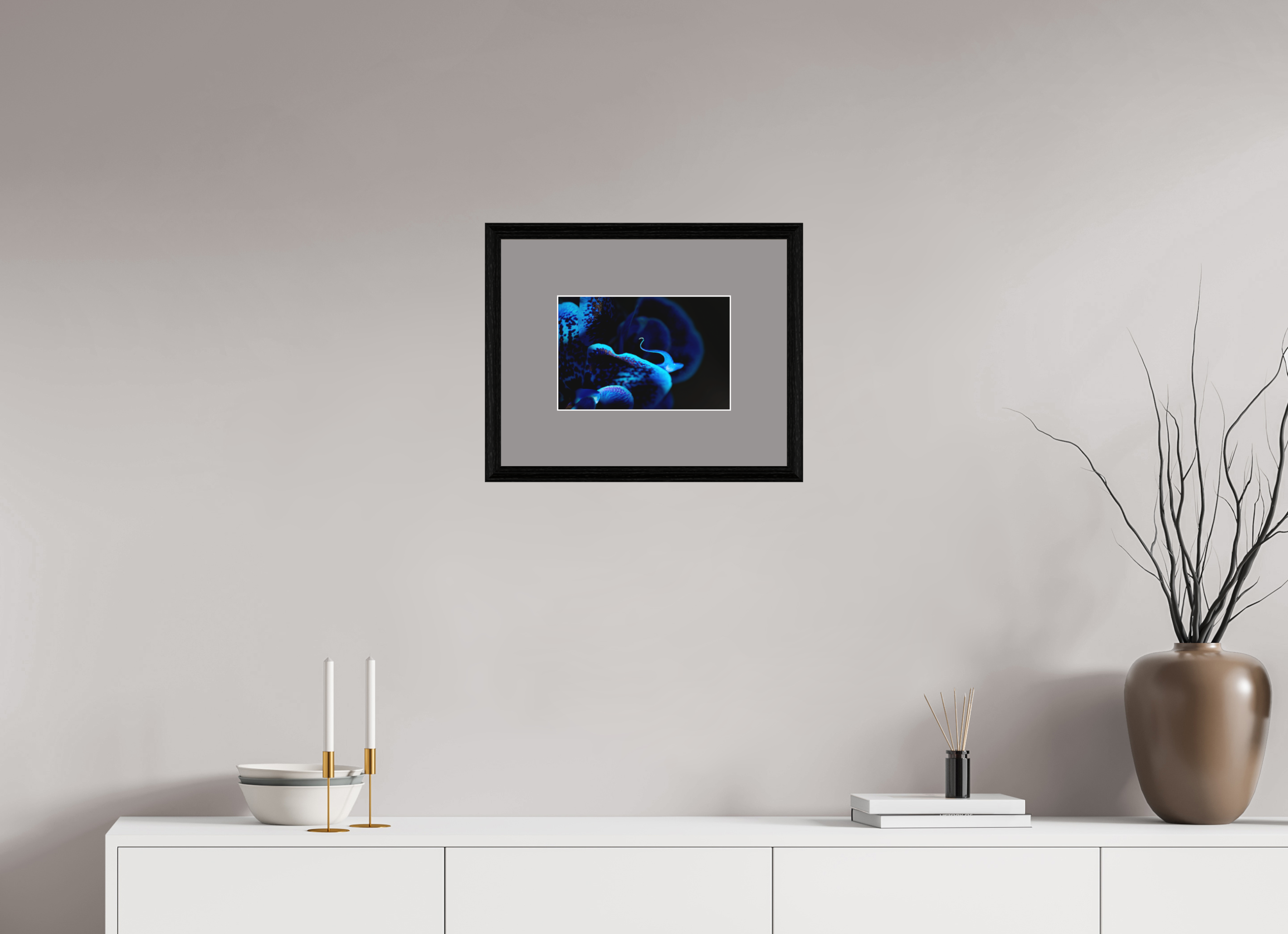 30 x 20 cm, Hahnemühle FineArt Baryta im schwarzen Eichen Rahmen, 27mm,Museumsglas, Passepartout Dunkelgrau Ultramarin Flower - Fine Art