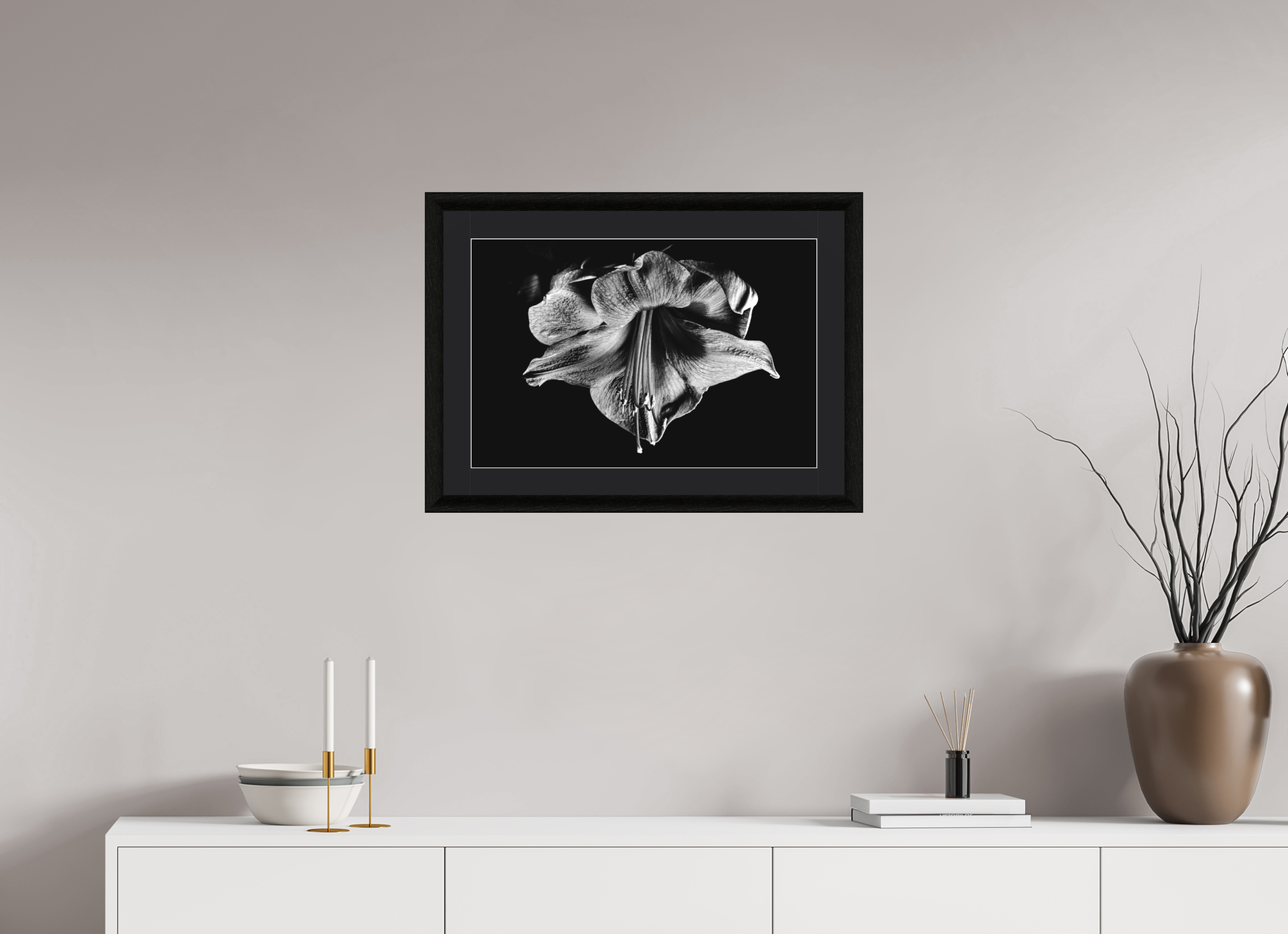 60 x 40 cm, Foto im schwarzen Ebenholz Rahmen 30mm, Museumsglas, Passepartout Schwarz Amaryllis in the Dusk